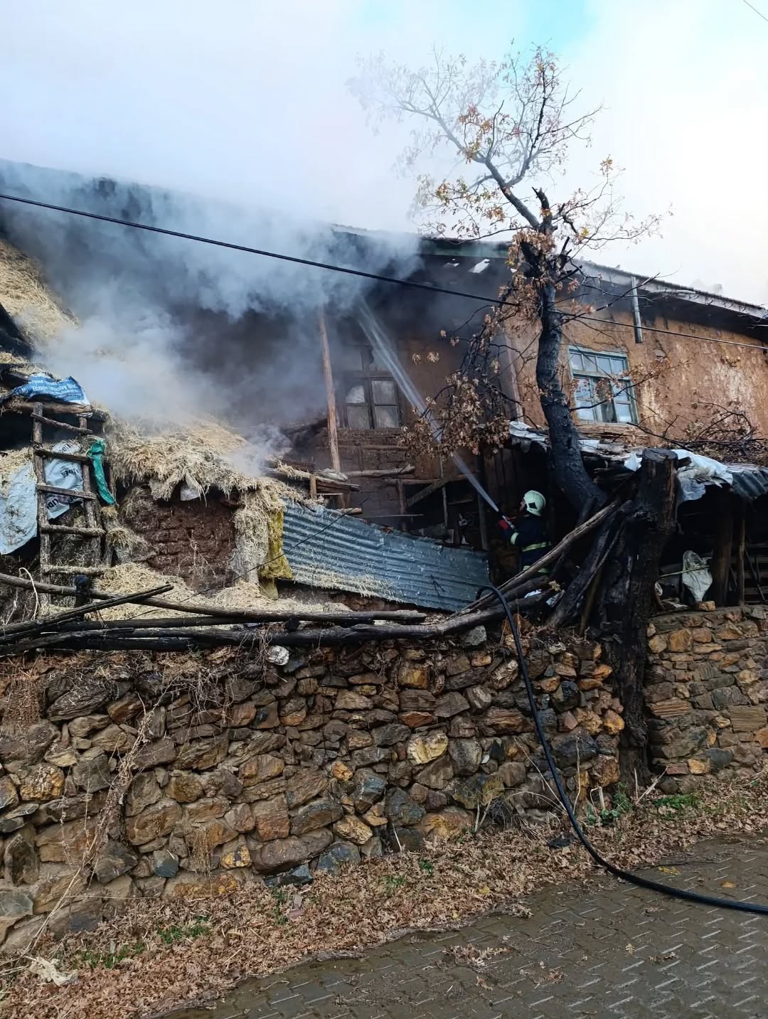 Konya'da Çıkan Yangın İki Evi Kül Etti: 2 Aile Evsiz Kaldı - Görsel 4