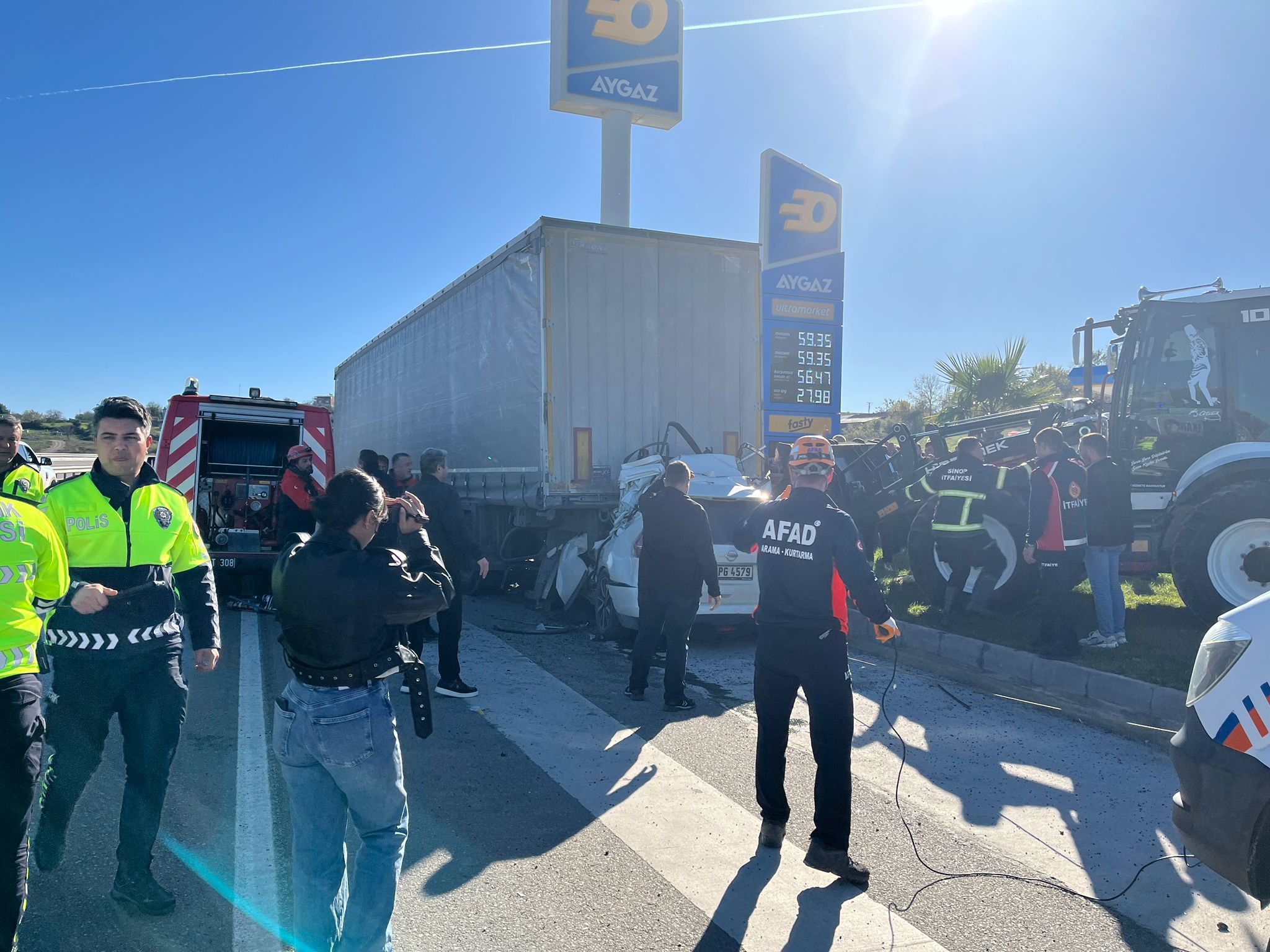 Sinop'ta otomobil, TIR'a arkadan çarptı; öğretmen öldü - Görsel 1