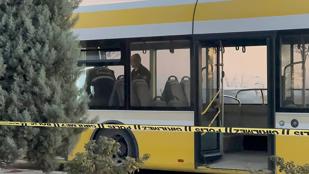 Konya - Belediye otobüsünde, eşinin gözü önünde bıçaklandı - Görsel 3