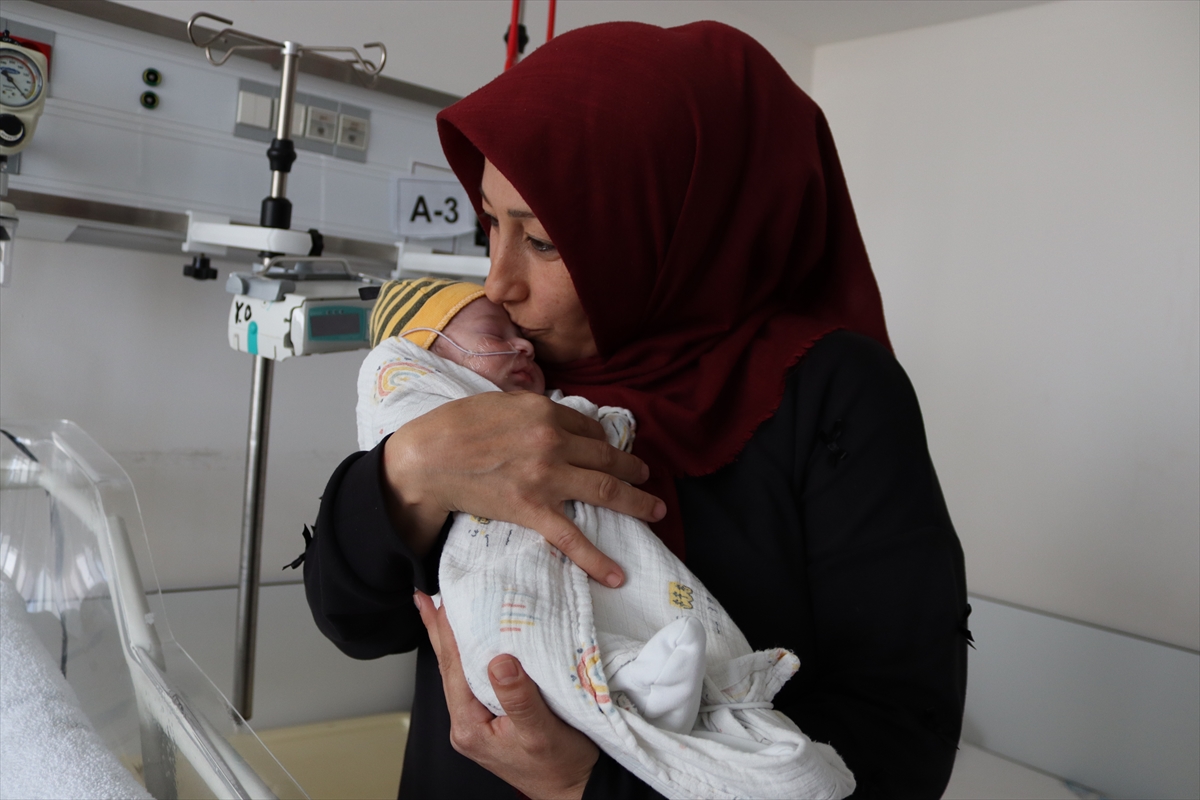 KONYA - Akciğerlerine fazla kan giden bebek, riskli kalp ameliyatıyla solunum cihazından kurtuldu - Görsel 2