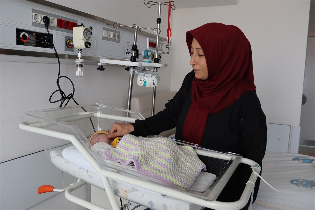 KONYA - Akciğerlerine fazla kan giden bebek, riskli kalp ameliyatıyla solunum cihazından kurtuldu - Görsel 3