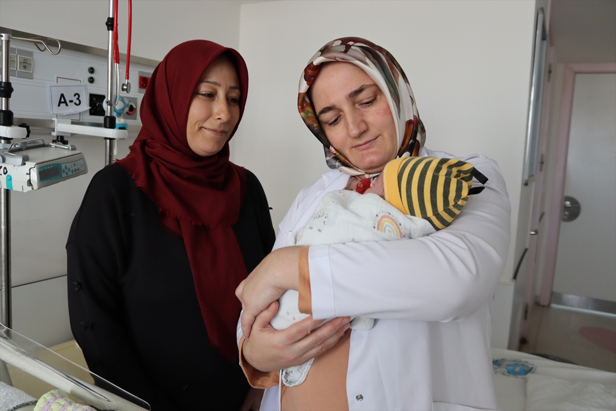 KONYA - Akciğerlerine fazla kan giden bebek, riskli kalp ameliyatıyla solunum cihazından kurtuldu - Görsel 6