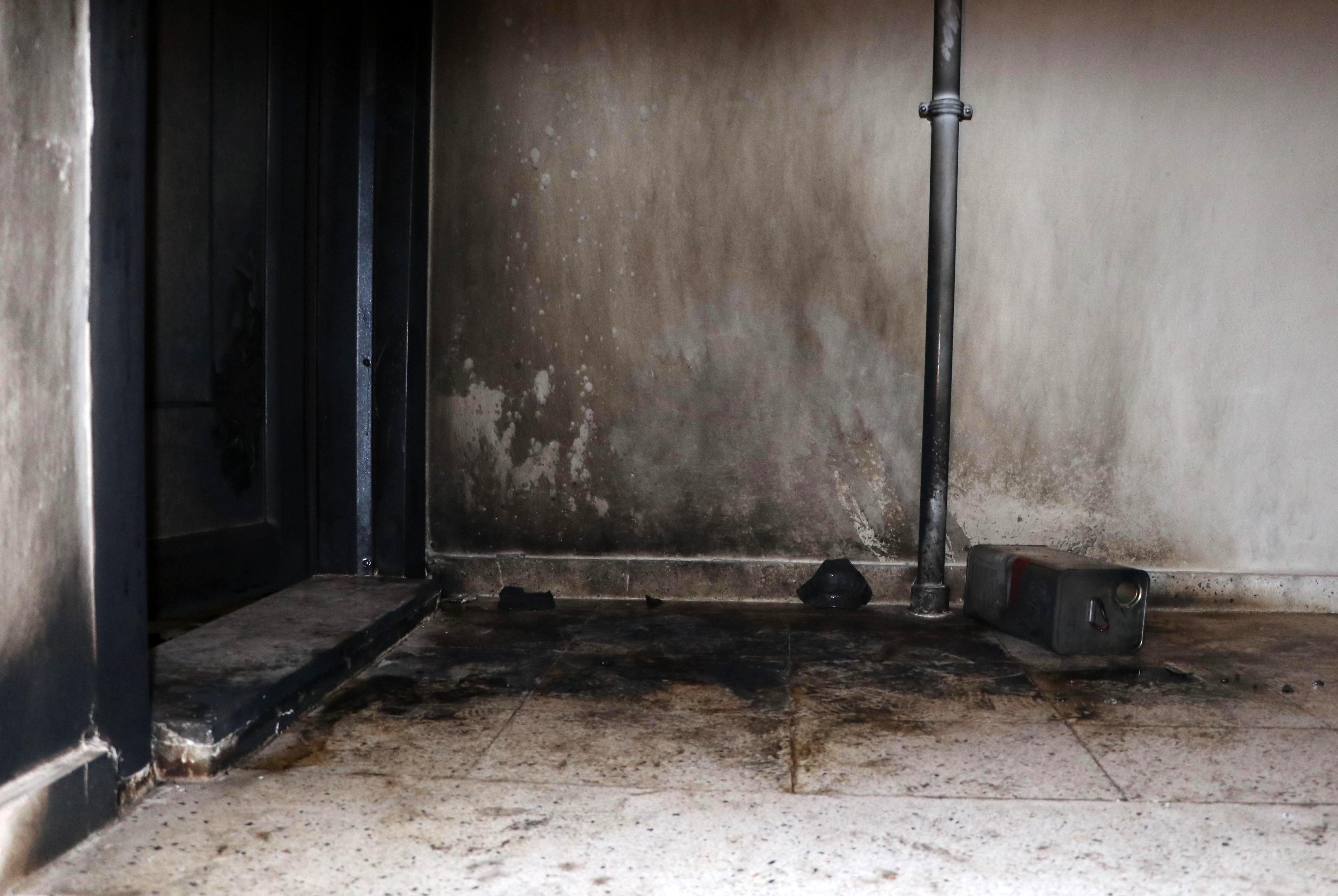 Antalya- Komşusunun evinin kapısına elektrikli düzenek kuran sanık, ‘İnsan hemen ölmez’ diye kendini savundu - Görsel 4