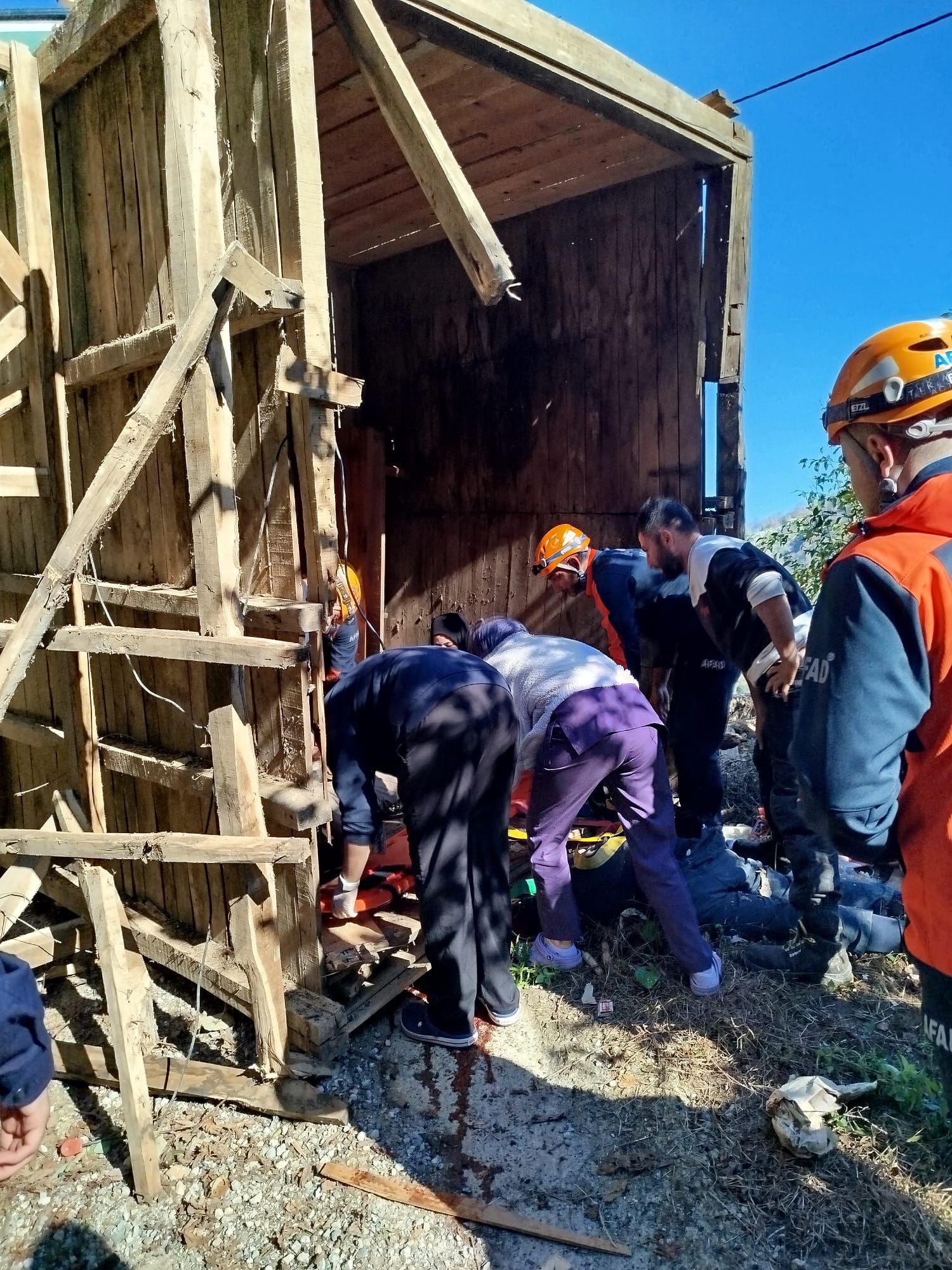 Rize'de Arı kovanlarının bulunduğu ahşap yapı devrildi; 2 ölü, 1 yaralı - Görsel 3