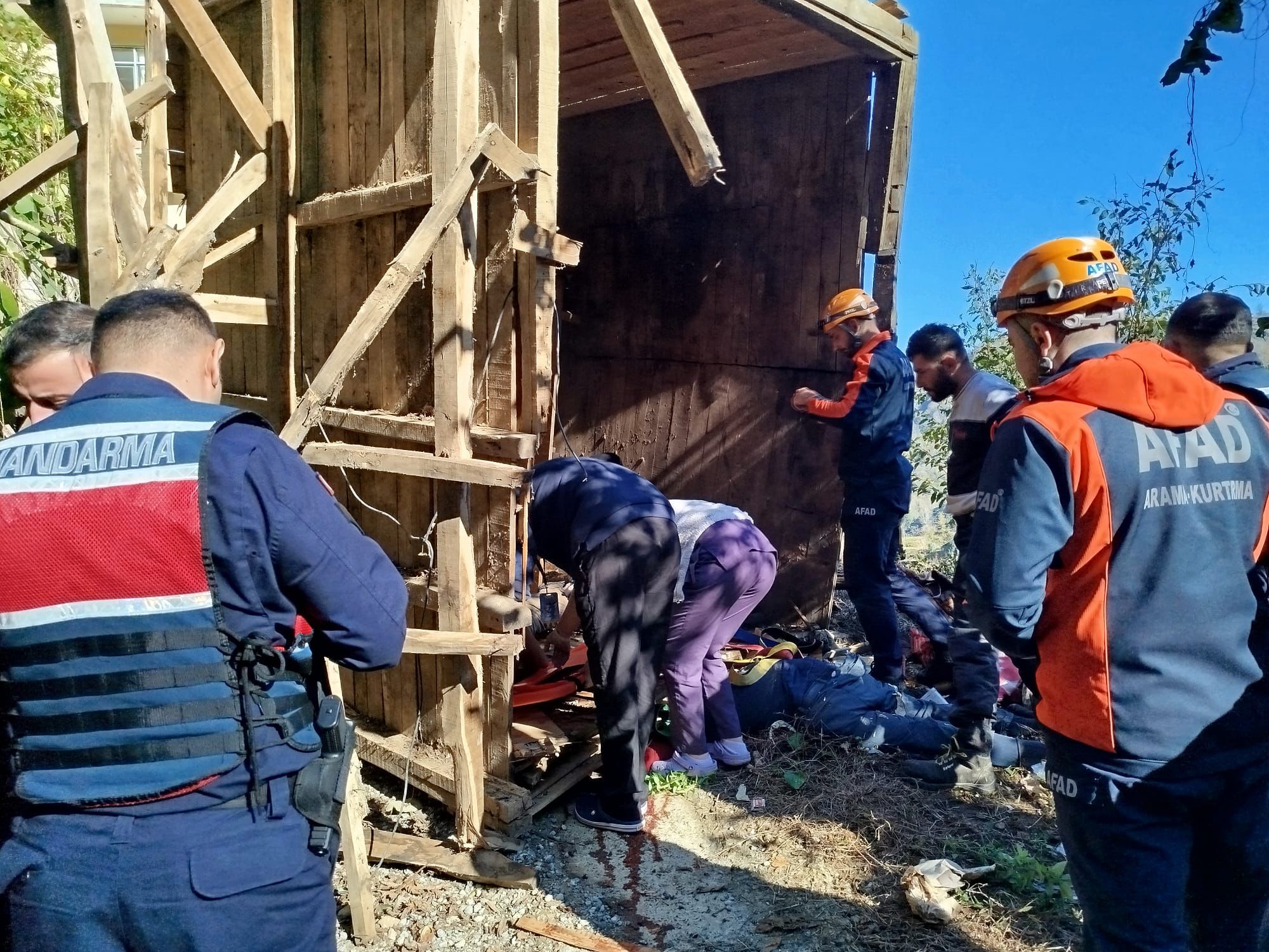 Rize'de Arı kovanlarının bulunduğu ahşap yapı devrildi; 2 ölü, 1 yaralı - Görsel 4
