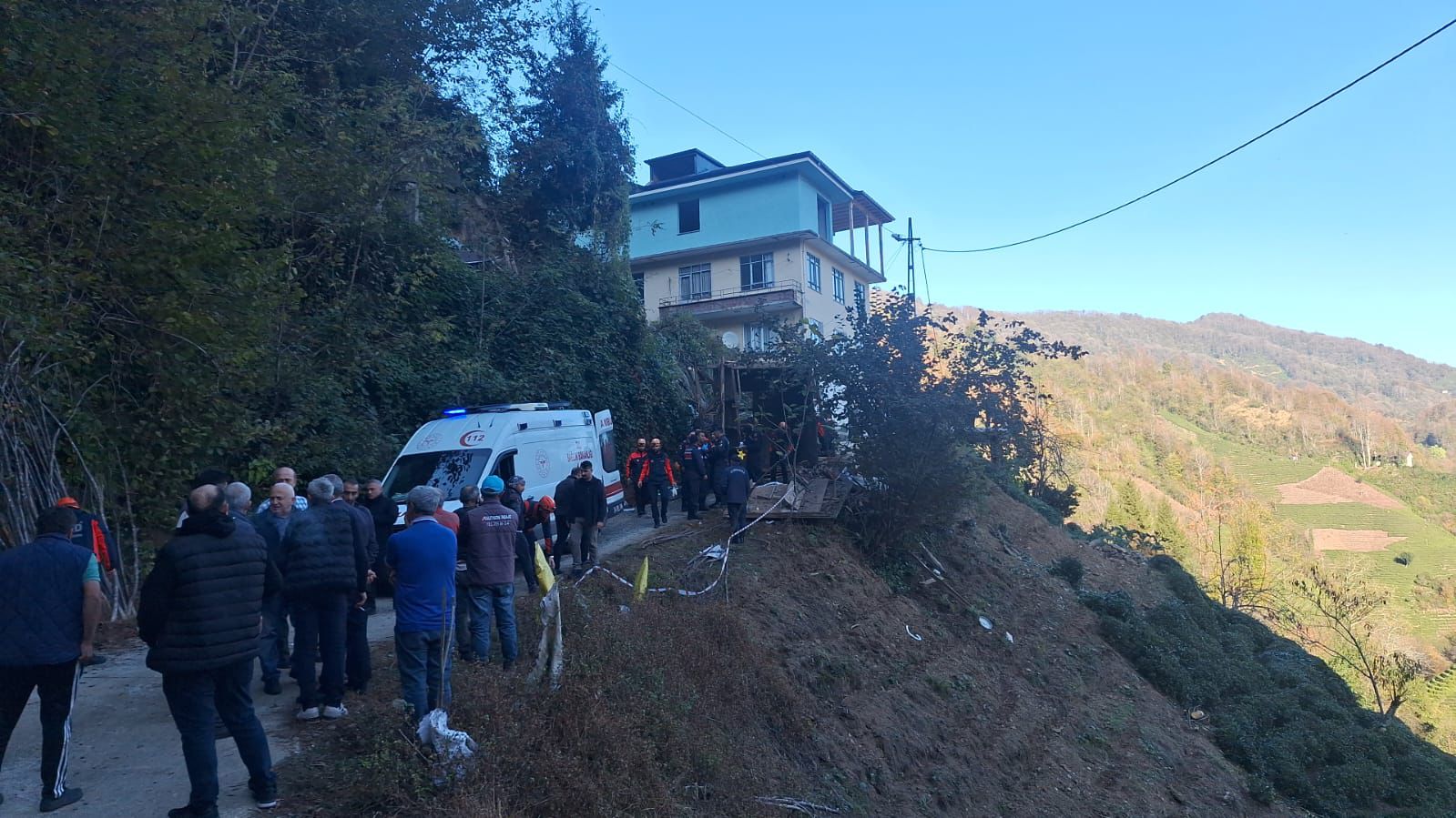 Rize'de Arı kovanlarının bulunduğu ahşap yapı devrildi; 2 ölü, 1 yaralı - Görsel 6