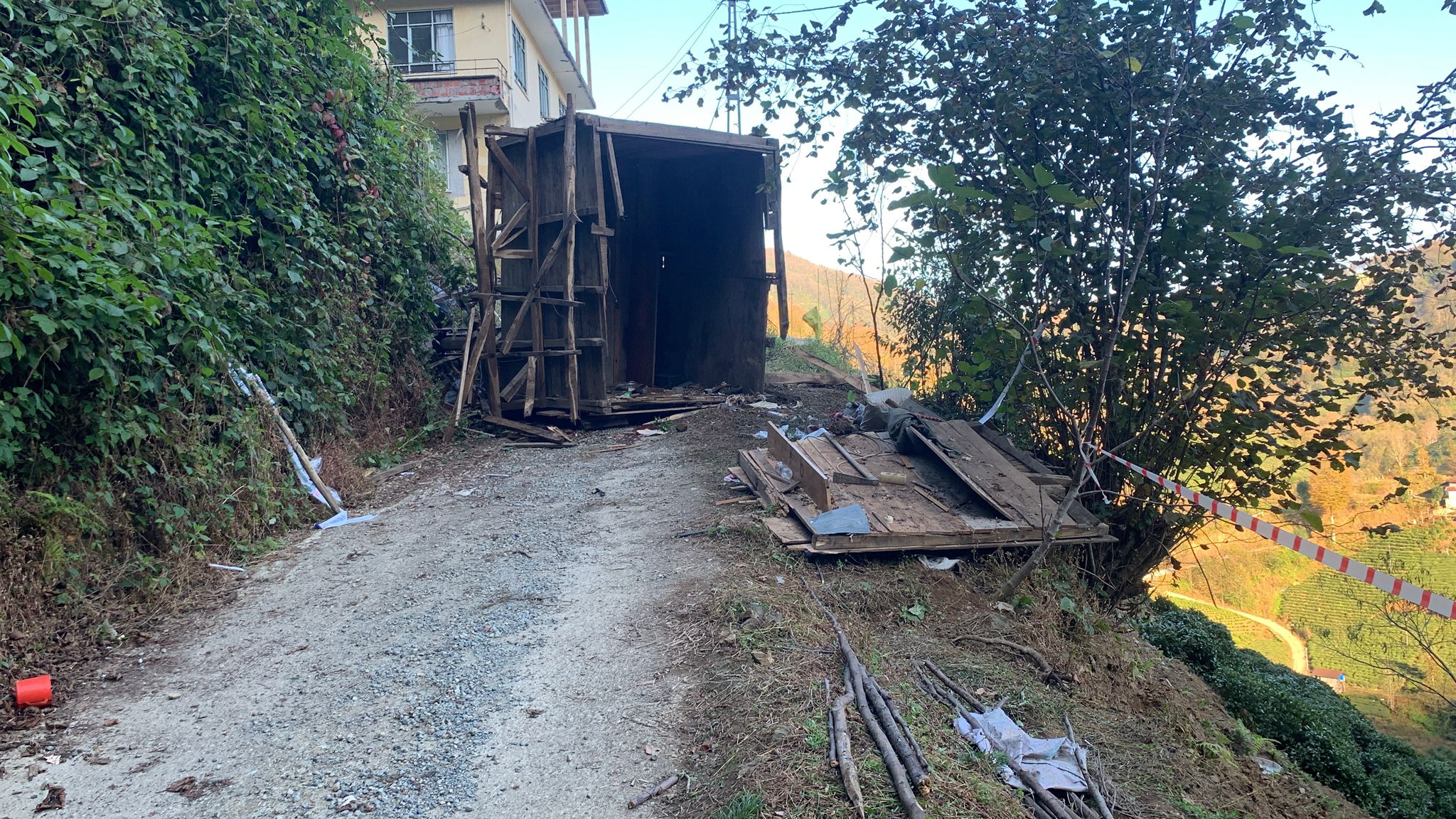 Rize'de Arı kovanlarının bulunduğu ahşap yapı devrildi; 2 ölü, 1 yaralı - Görsel 9