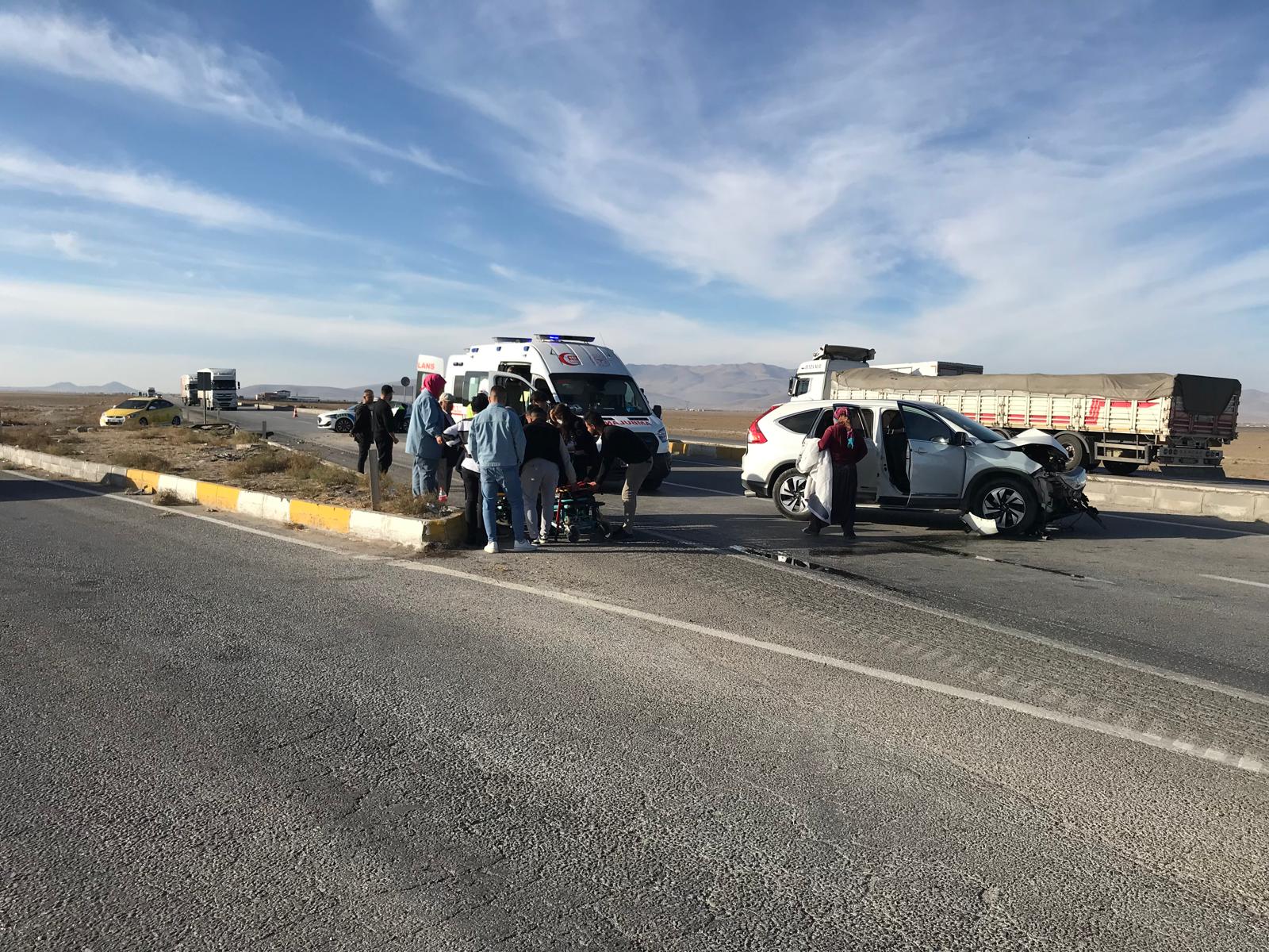 Konya'da Kamyonet ile otomobil çarpıştı: 3'ü çocuk 7 yaralı - Görsel 1