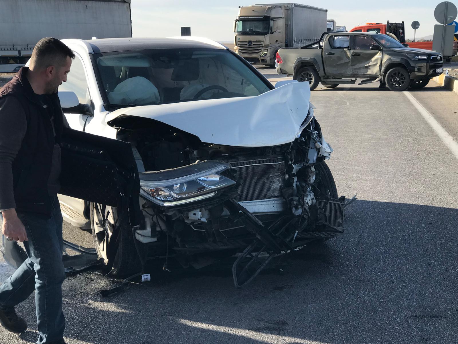 Konya'da Kamyonet ile otomobil çarpıştı: 3'ü çocuk 7 yaralı - Görsel 4