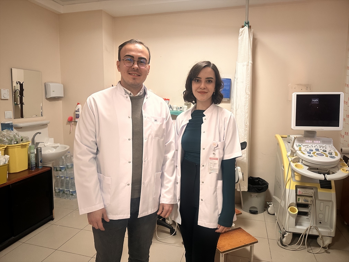 KONYA - Doktor baba, kızı ve damadı aynı hastanede hizmet veriyor - Görsel 1