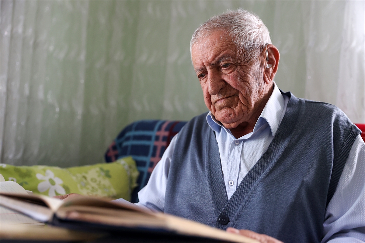 Kendi çabasıyla okuma yazma öğrenen 89 yaşındaki şair şiir tutkusundan vazgeçmiyor - Görsel 1
