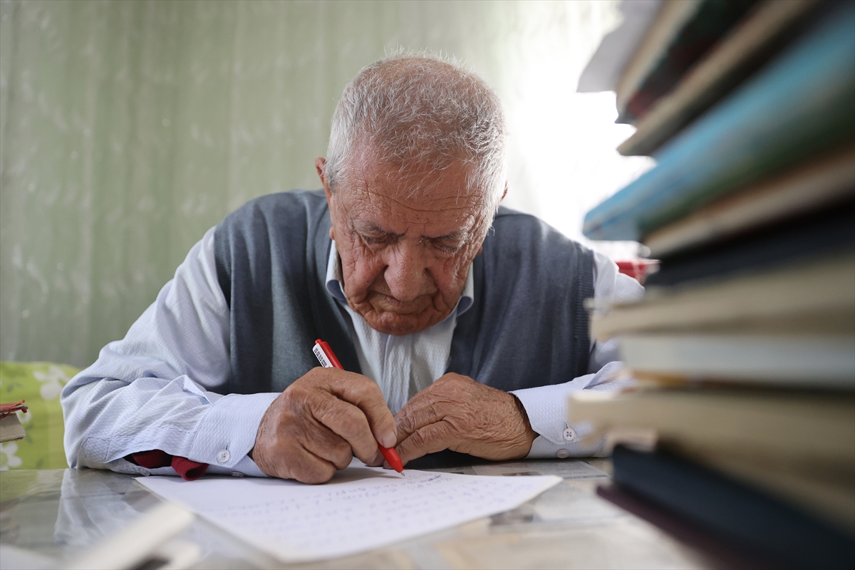 Kendi çabasıyla okuma yazma öğrenen 89 yaşındaki şair şiir tutkusundan vazgeçmiyor - Görsel 7