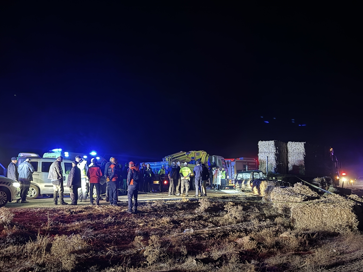 Karaman'da park halindeki tıra arkadan çarpan otomobildeki 2 kişi öldü - Görsel 2