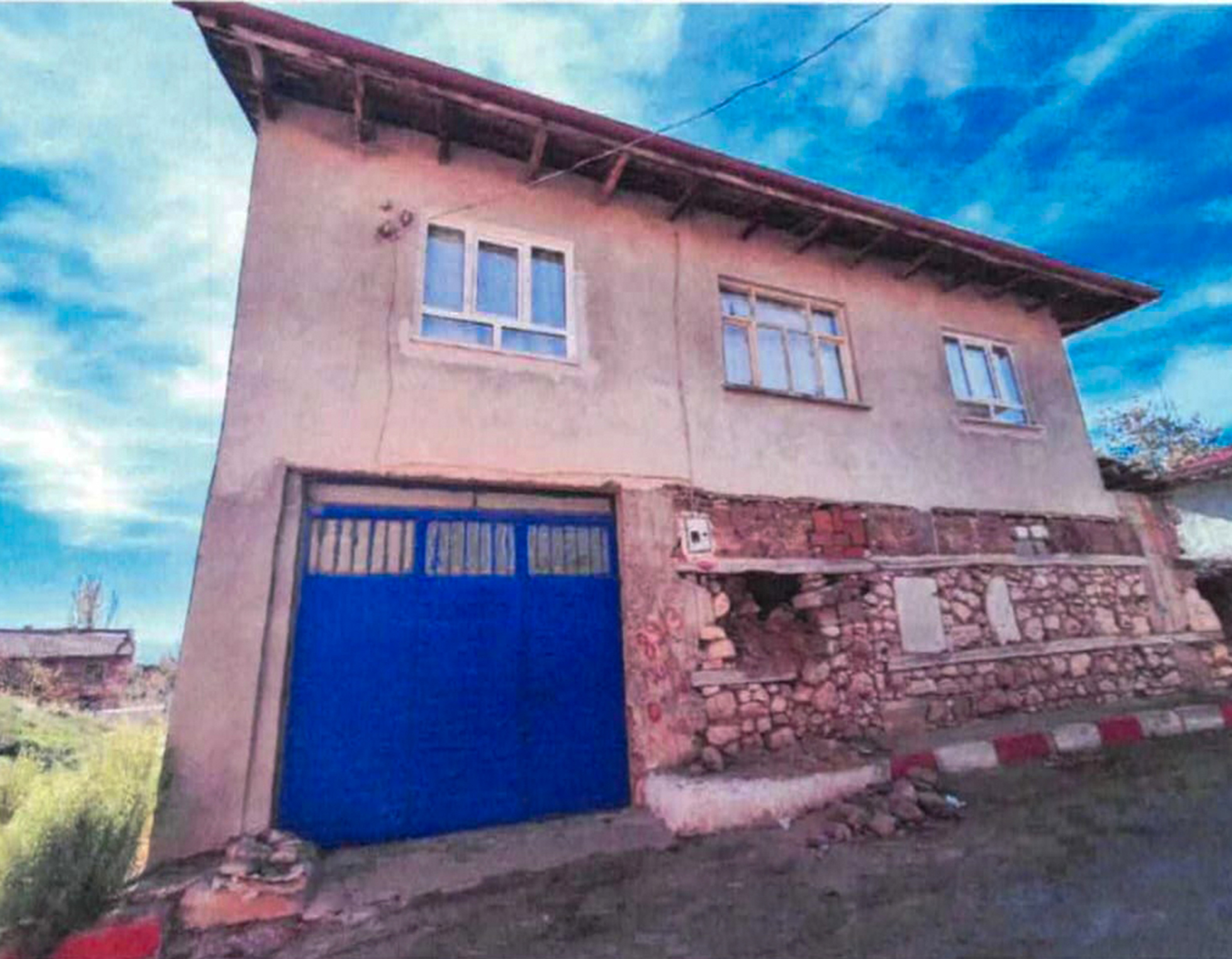 Evin duvarındaki tarihi eseri çalıp tahrip eden muhtar tutuklandı - Görsel 1