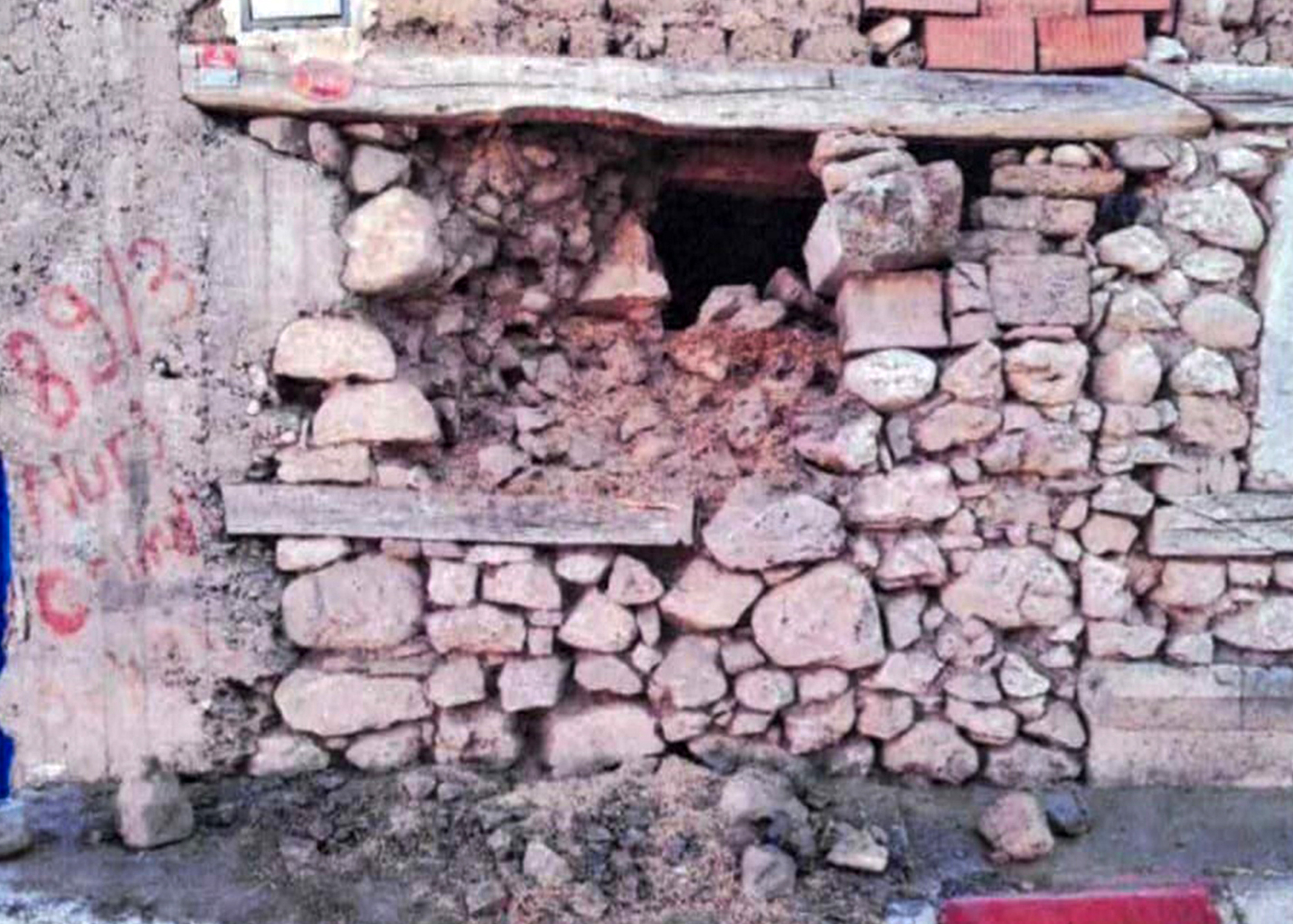 Evin duvarındaki tarihi eseri çalıp tahrip eden muhtar tutuklandı - Görsel 2