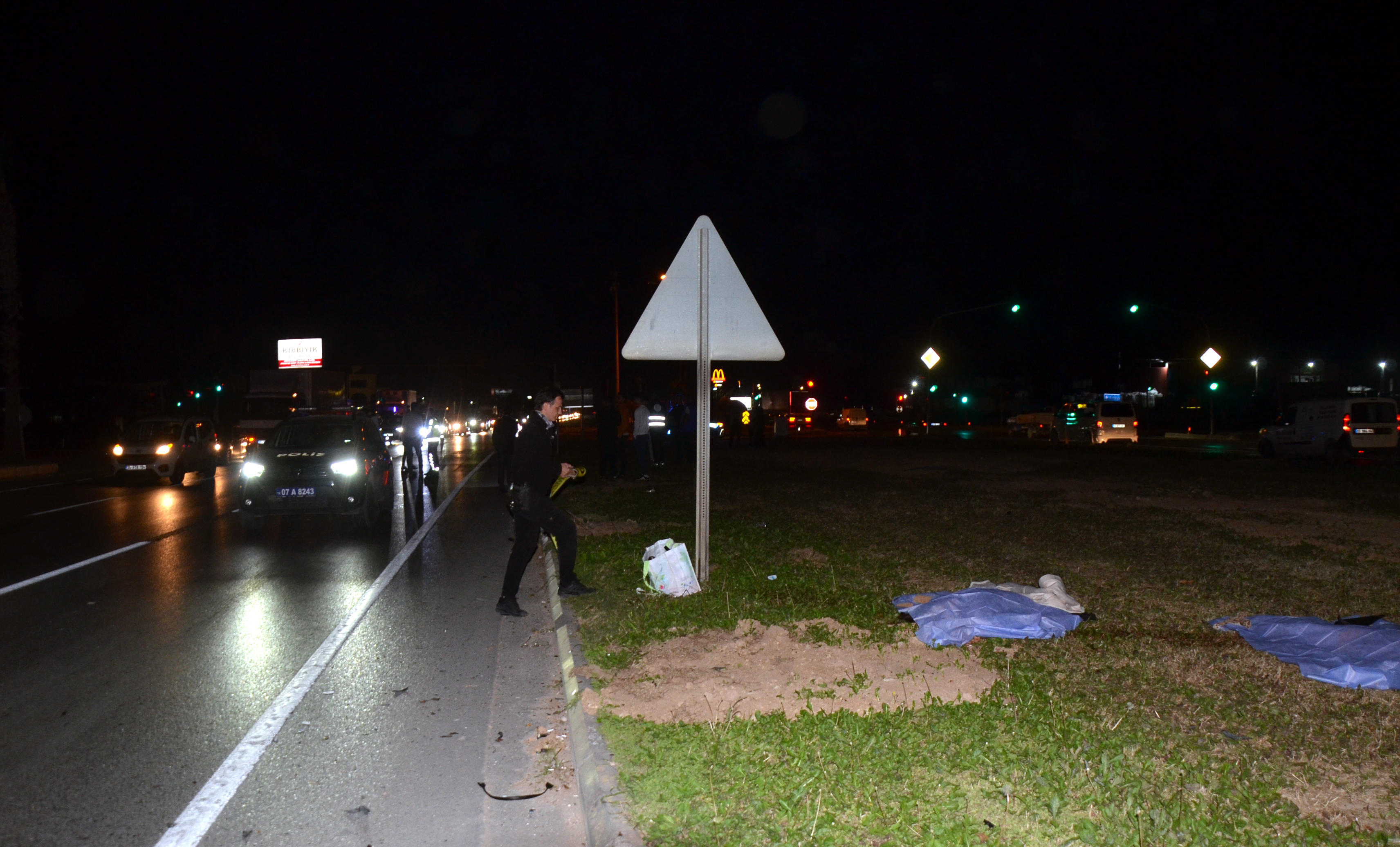 Antalya - Mezuniyet fotoğrafı çekiminden eve dönen iki lise öğrencisine otomobil çarptı; Şükran Ela öldü, arkadaşı yaralandı - Görsel 1