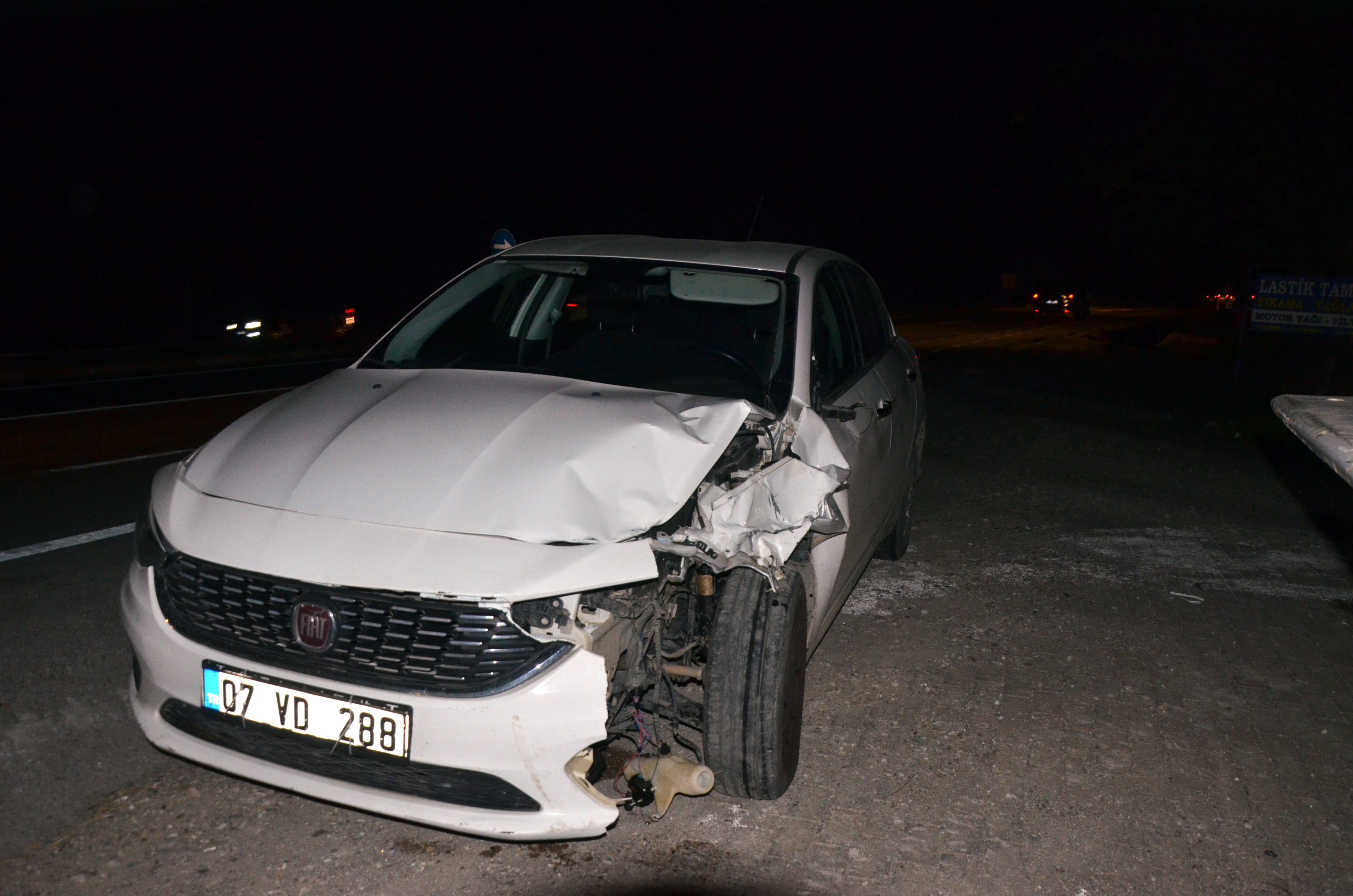 Antalya - Mezuniyet fotoğrafı çekiminden eve dönen iki lise öğrencisine otomobil çarptı; Şükran Ela öldü, arkadaşı yaralandı - Görsel 2