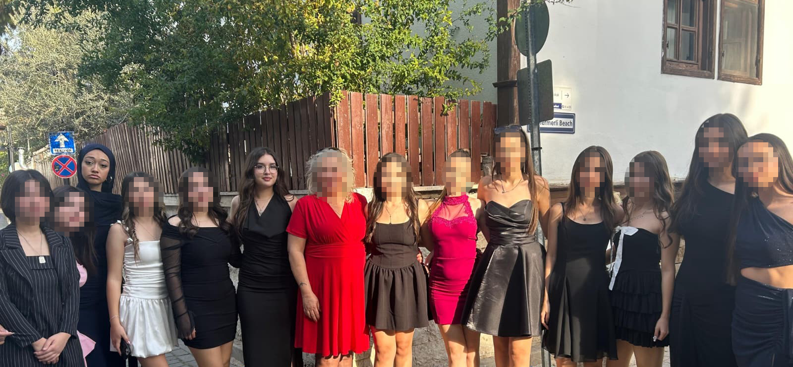 Antalya - Mezuniyet fotoğrafı çekiminden eve dönen iki lise öğrencisine otomobil çarptı; Şükran Ela öldü, arkadaşı yaralandı - Görsel 6