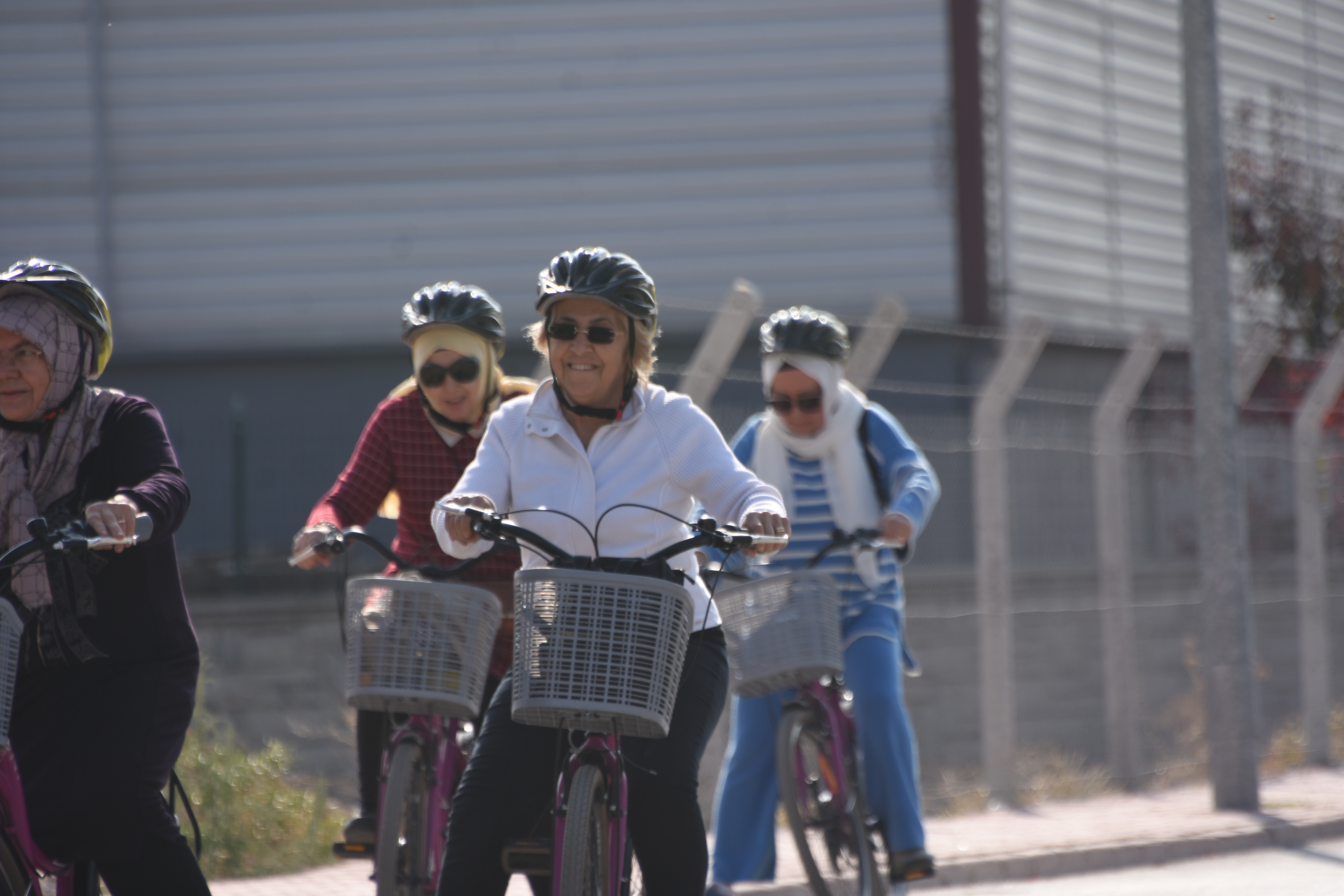 Konyalı kadınlar, bisiklet kullanmayı öğreniyor - Görsel 1