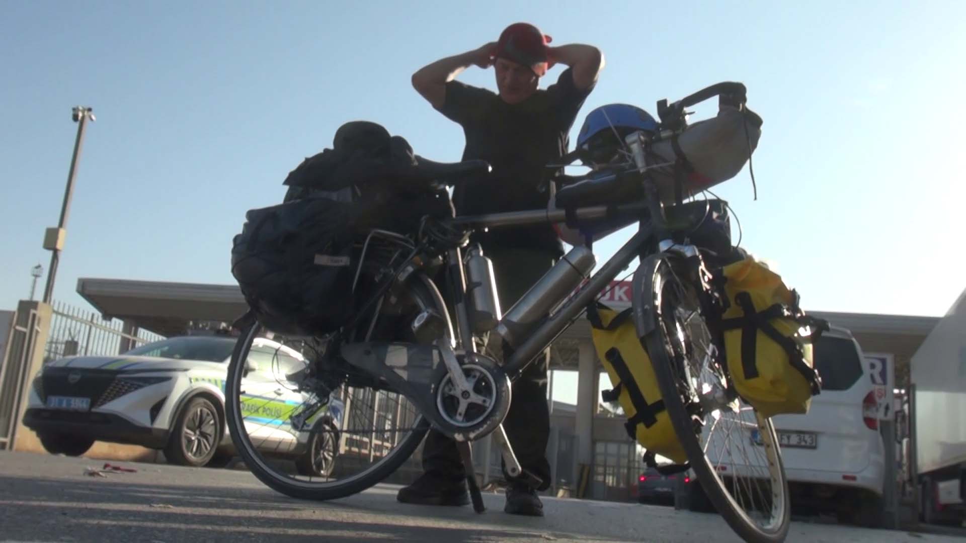 Hatay - Bisikleti ile umre yolculuğuna çıkan emekli işçi, Cilvegözü'nden Suriye'ye geçti - Görsel 5