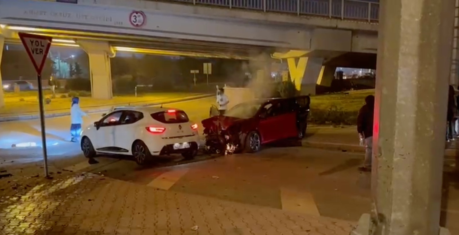 Meram'da Meydana Gelen Trafik Kazasında Sürücü Vatandaşların Sayesinde Kurtarıldı - Görsel 1