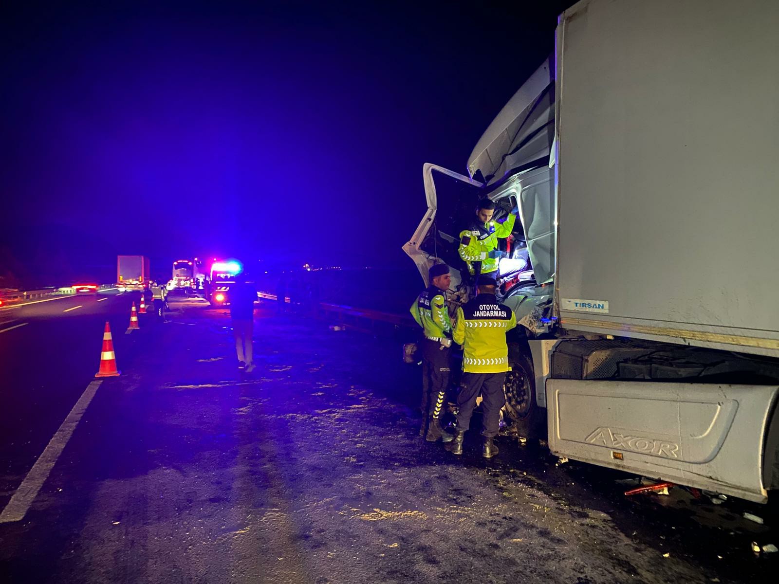 TIR, emniyet şeridinde park halindeki otobüse çarptı: 14 yaralı - Görsel 1