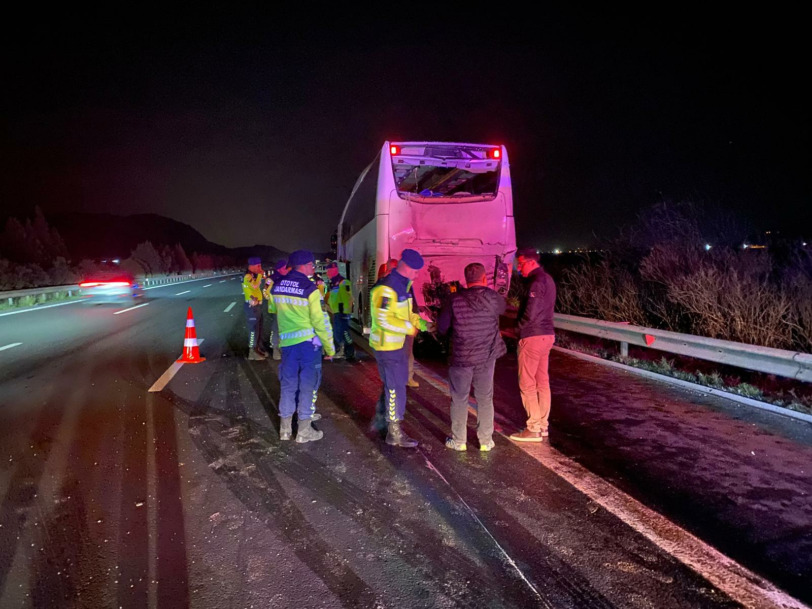 TIR, emniyet şeridinde park halindeki otobüse çarptı: 14 yaralı - Görsel 2