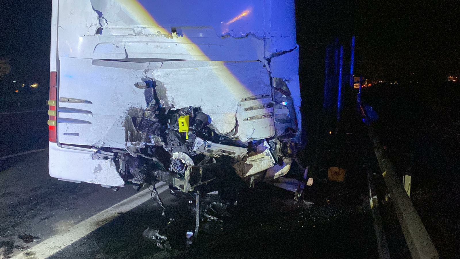 TIR, emniyet şeridinde park halindeki otobüse çarptı: 14 yaralı - Görsel 3