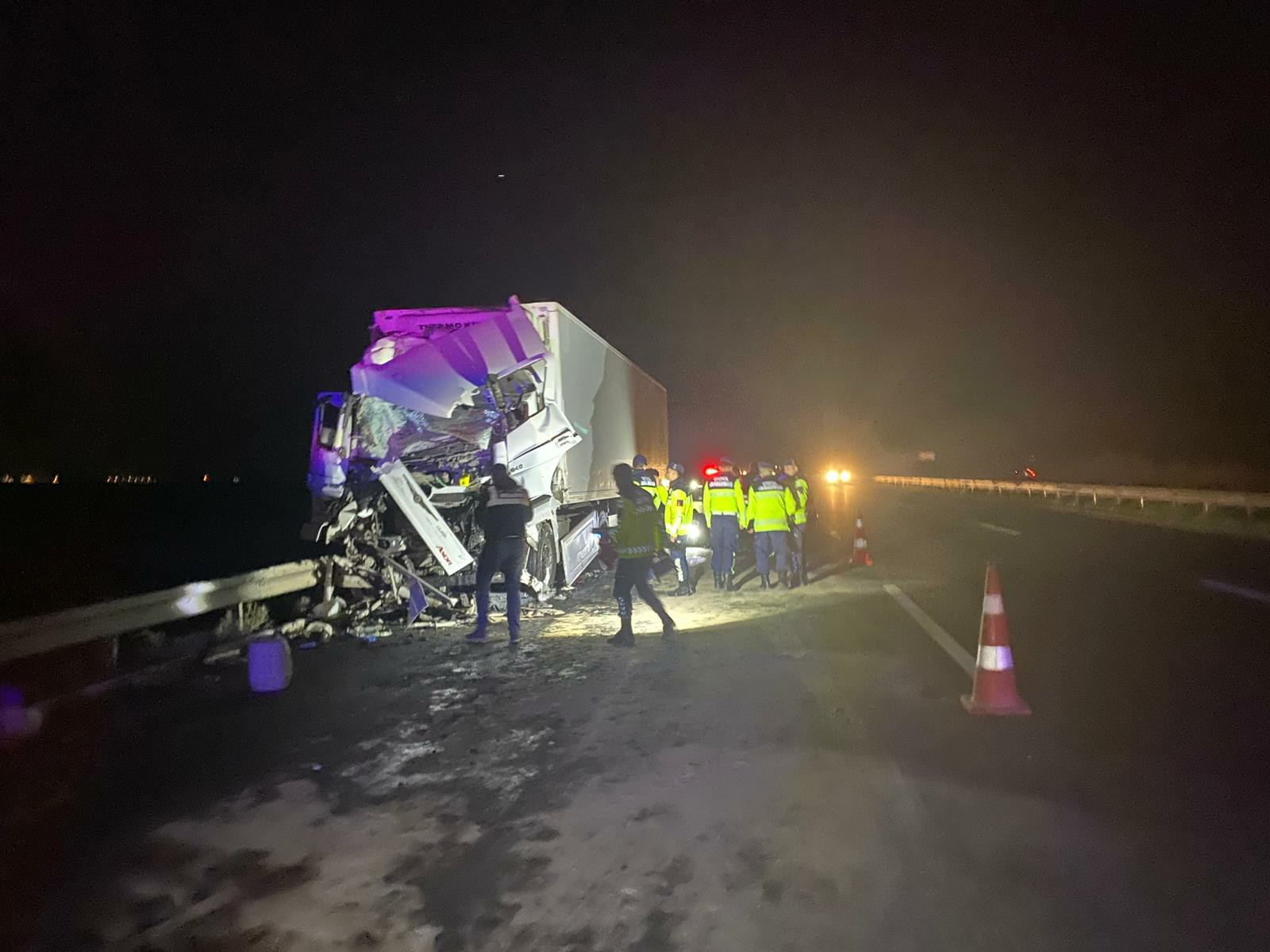 TIR, emniyet şeridinde park halindeki otobüse çarptı: 14 yaralı - Görsel 4