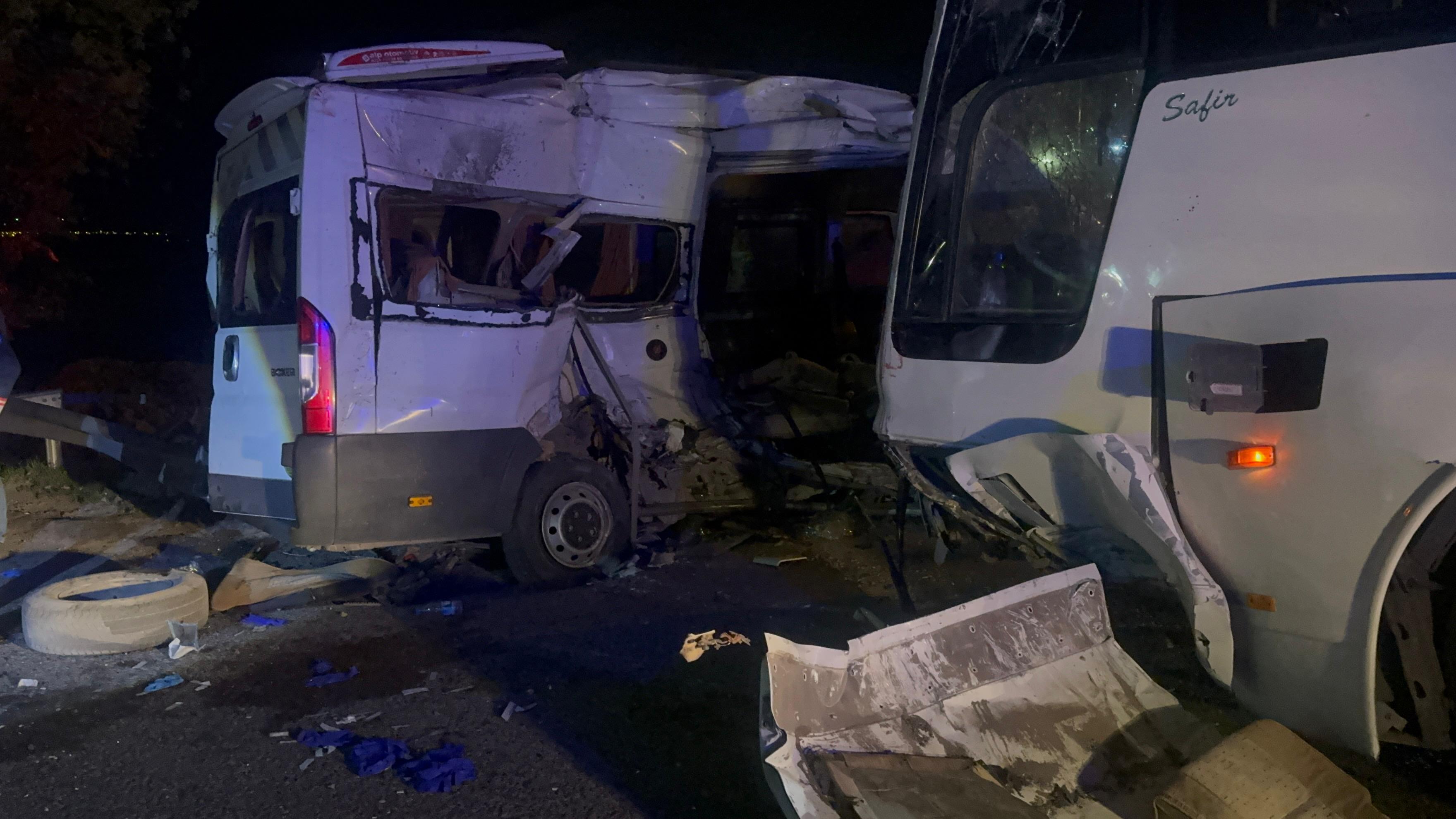 İzmir’de servis otobüsü ile servis minibüsü çarpıştı: 13 yaralı - Görsel 1