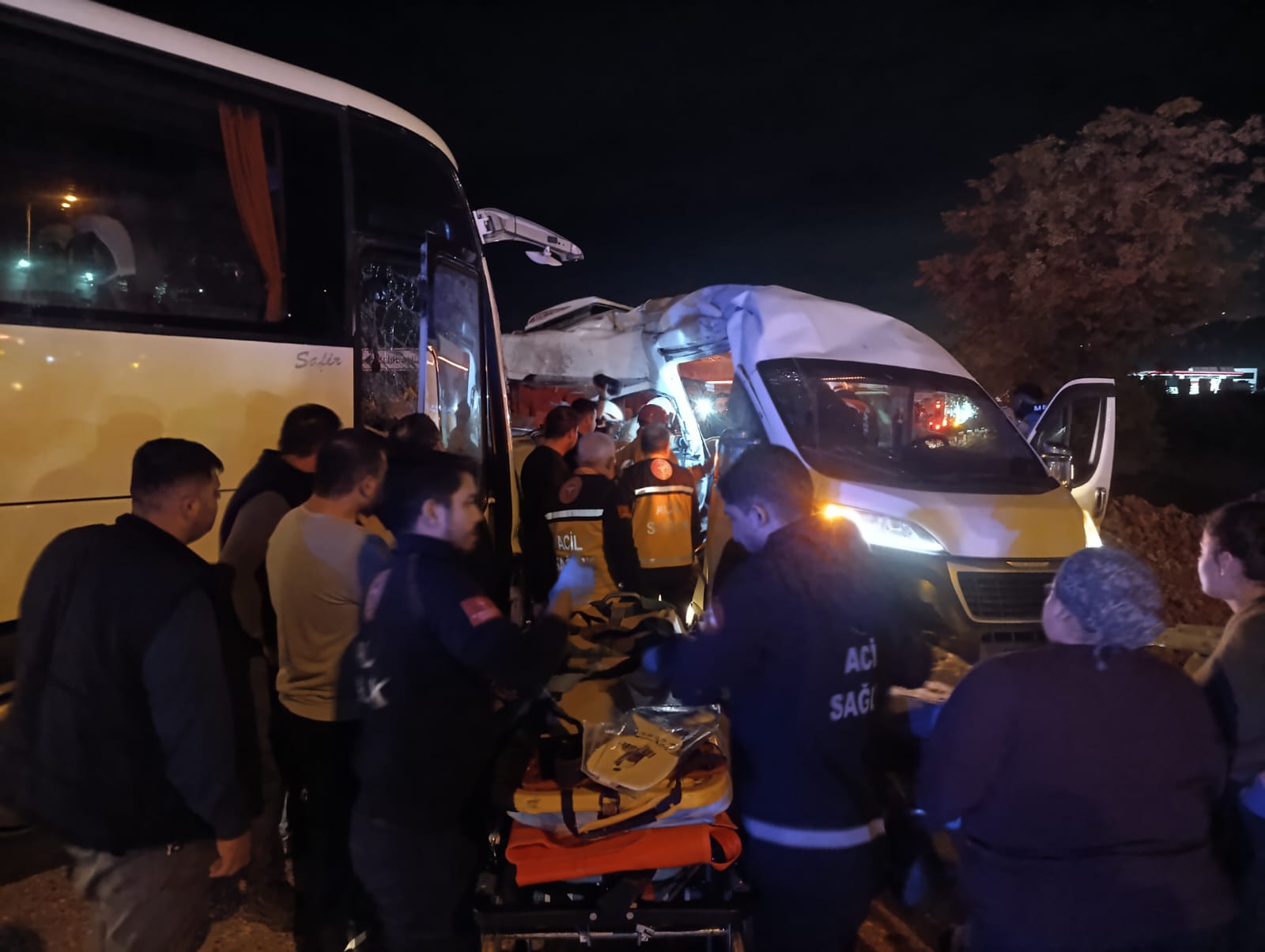 İzmir’de servis otobüsü ile servis minibüsü çarpıştı: 13 yaralı - Görsel 4