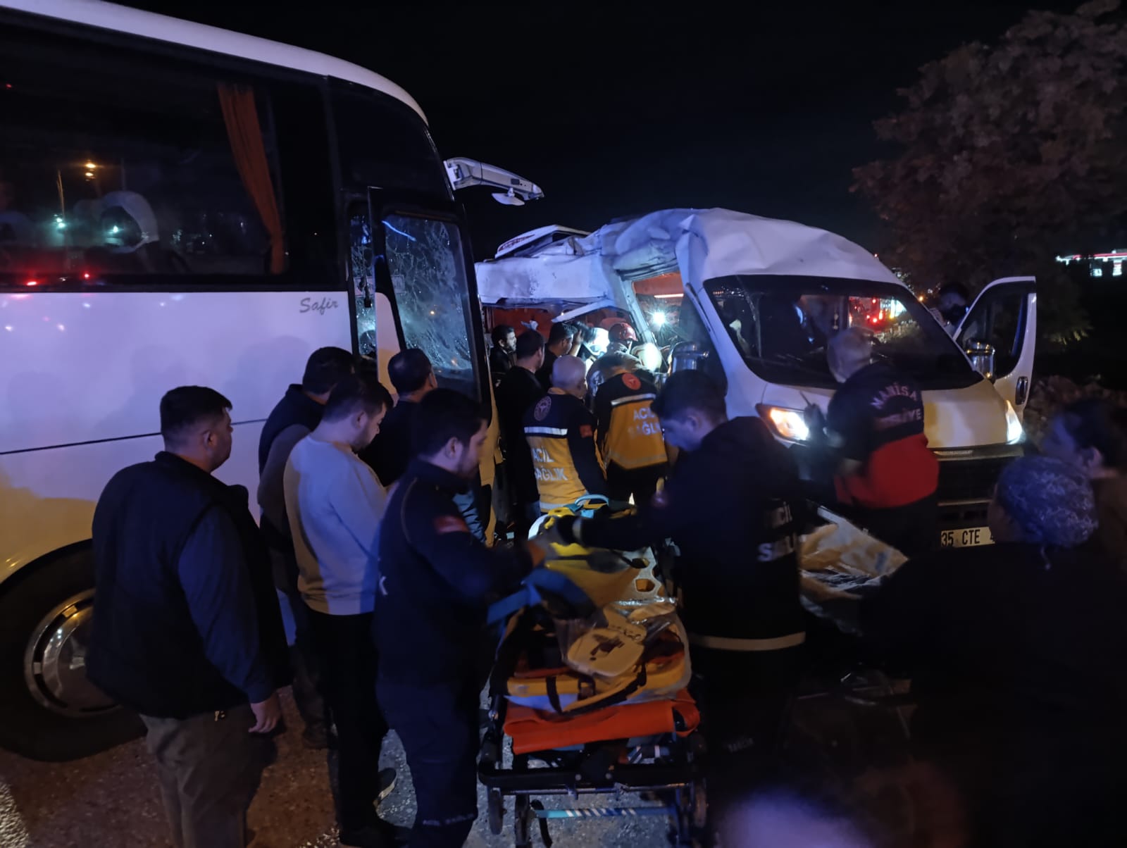 İzmir’de servis otobüsü ile servis minibüsü çarpıştı: 13 yaralı - Görsel 5