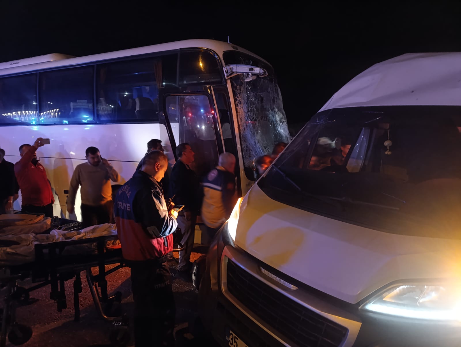 İzmir’de servis otobüsü ile servis minibüsü çarpıştı: 13 yaralı - Görsel 7
