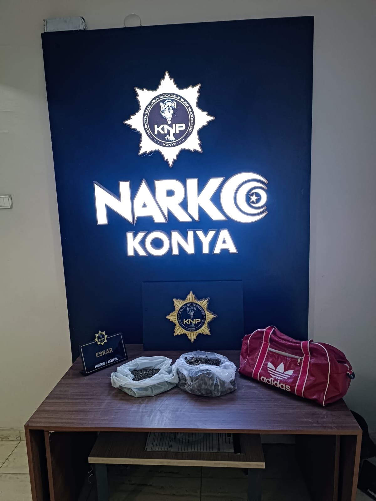 Konya'da Etkili Narkotik Operasyonları: 140 Tutuklama ve Büyük Miktarda Uyuşturucu Ele Geçirildi - Görsel 2