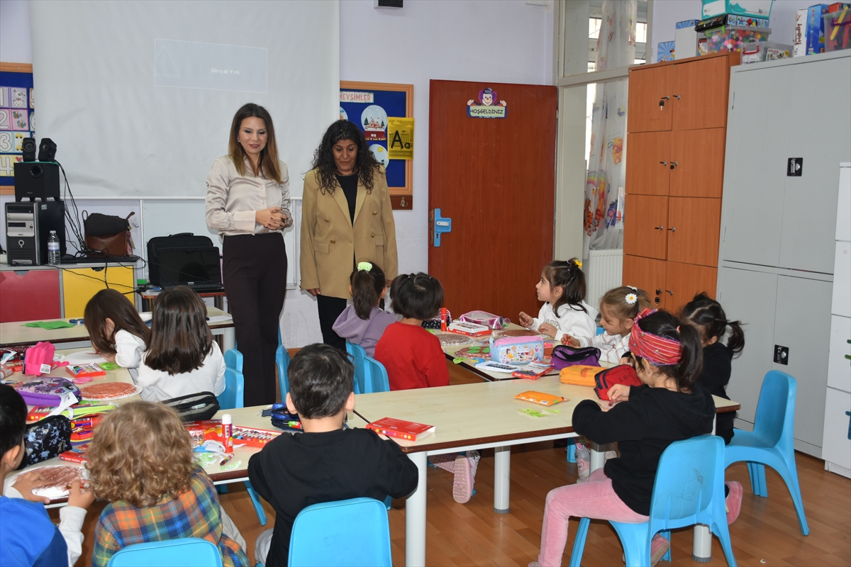 Öğretmen anne ile kızı aynı okulda öğrencileri geleceğe hazırlıyor - Görsel 1