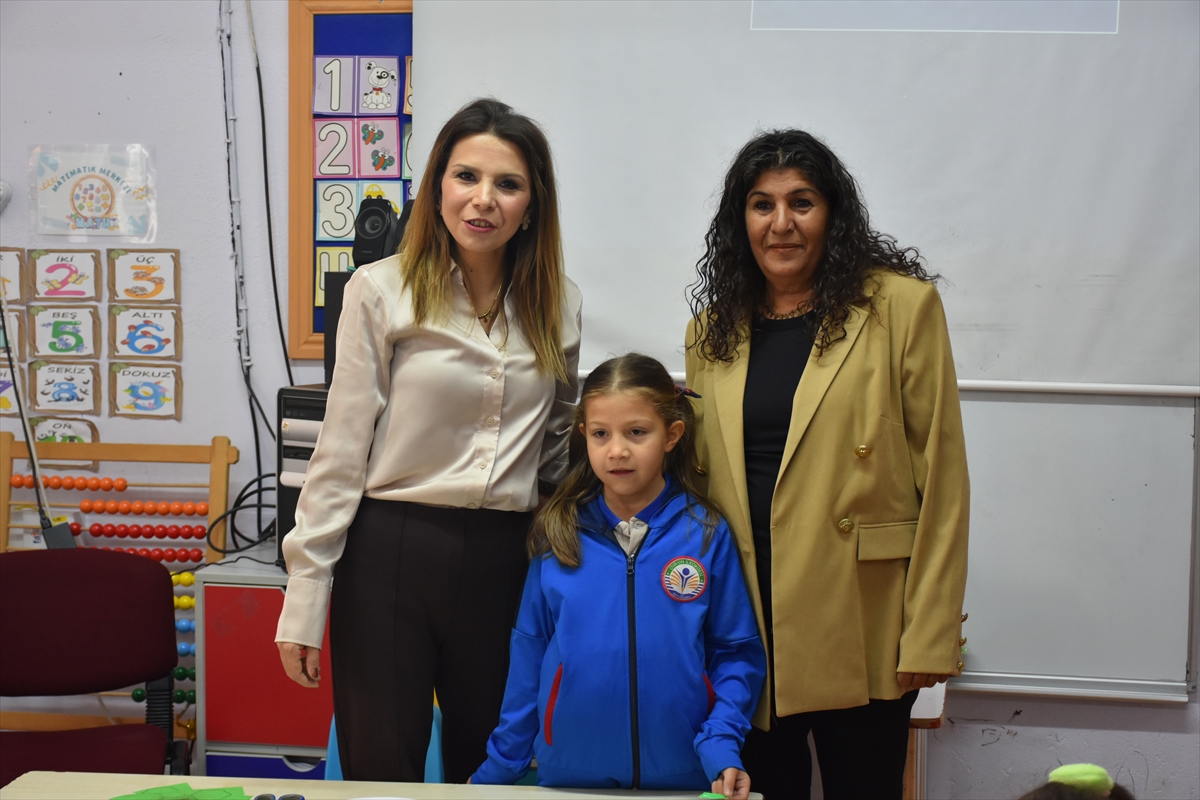 Öğretmen anne ile kızı aynı okulda öğrencileri geleceğe hazırlıyor - Görsel 2