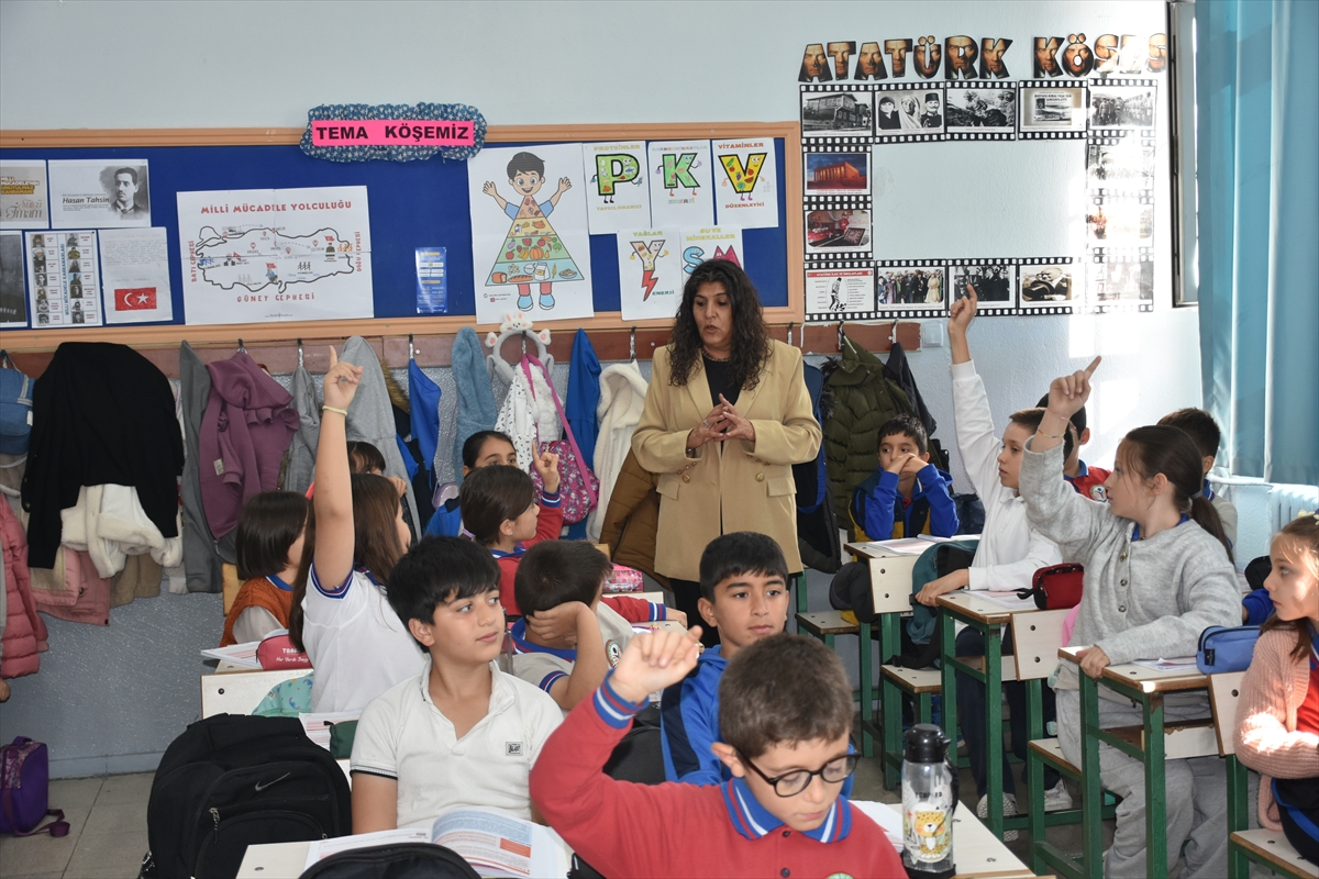 Öğretmen anne ile kızı aynı okulda öğrencileri geleceğe hazırlıyor - Görsel 3