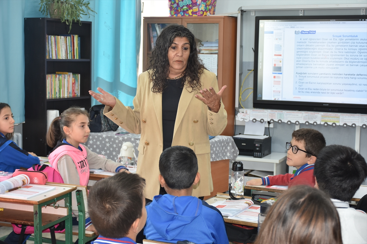 Öğretmen anne ile kızı aynı okulda öğrencileri geleceğe hazırlıyor - Görsel 4