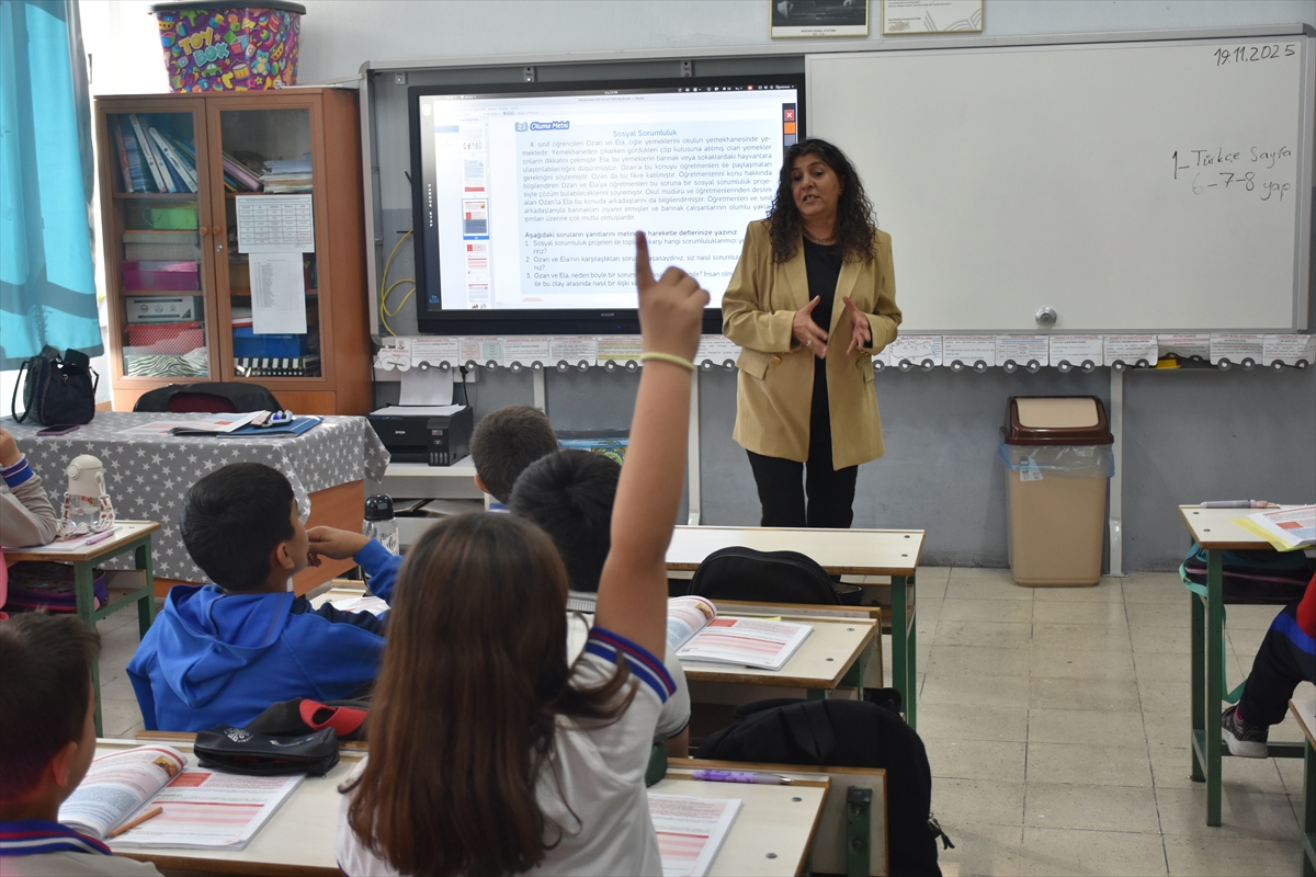 Öğretmen anne ile kızı aynı okulda öğrencileri geleceğe hazırlıyor - Görsel 6