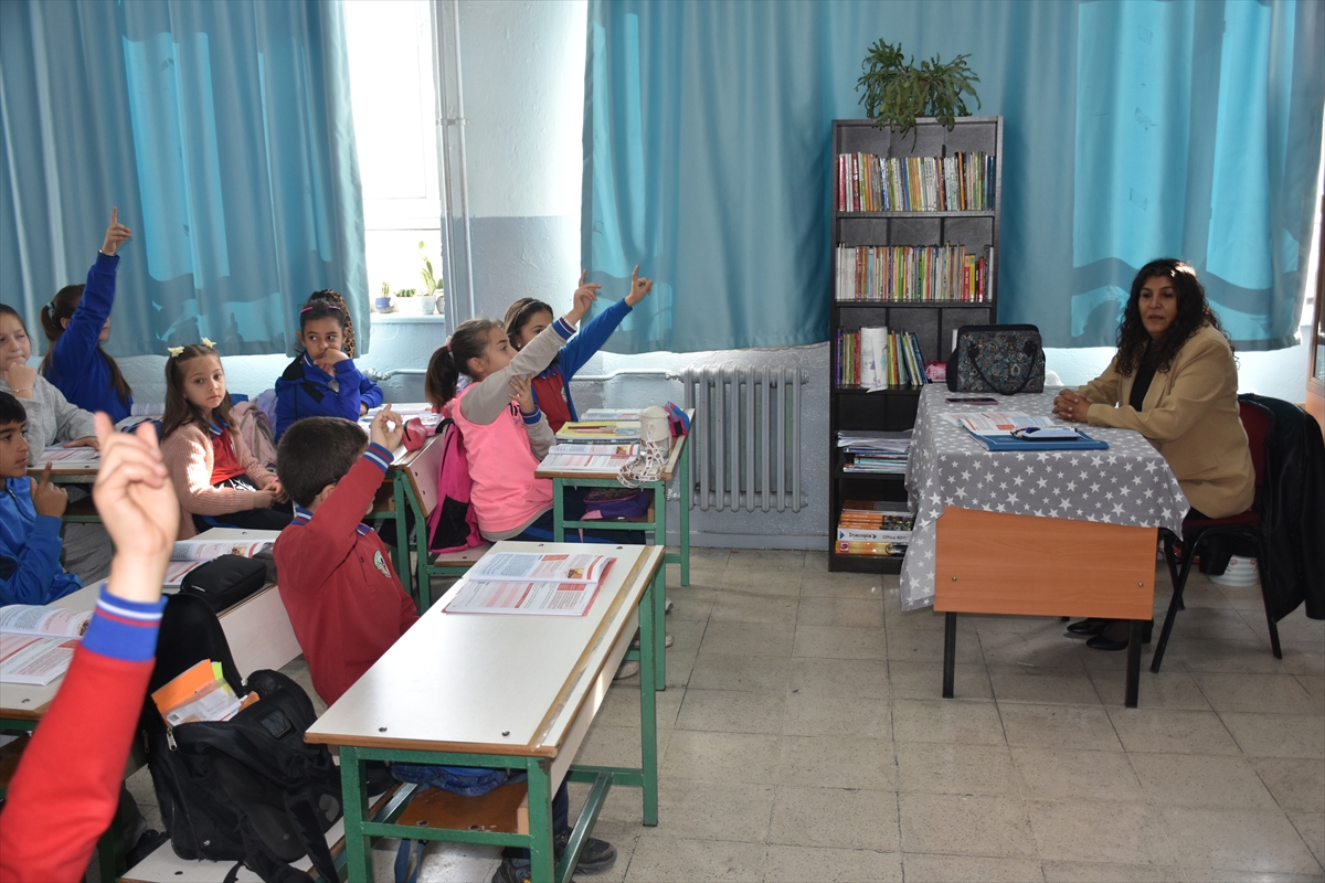 Öğretmen anne ile kızı aynı okulda öğrencileri geleceğe hazırlıyor - Görsel 8