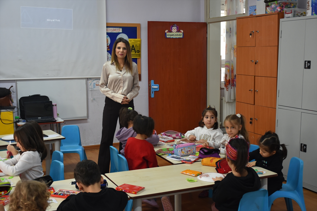 Öğretmen anne ile kızı aynı okulda öğrencileri geleceğe hazırlıyor - Görsel 10