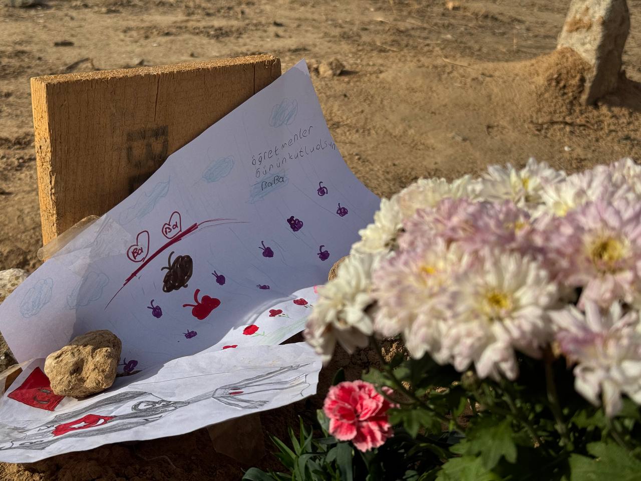 Kazada ölen öğretmen eşinin 'Öğretmenler Günü'nü mezarı başında kutladı - Görsel 1