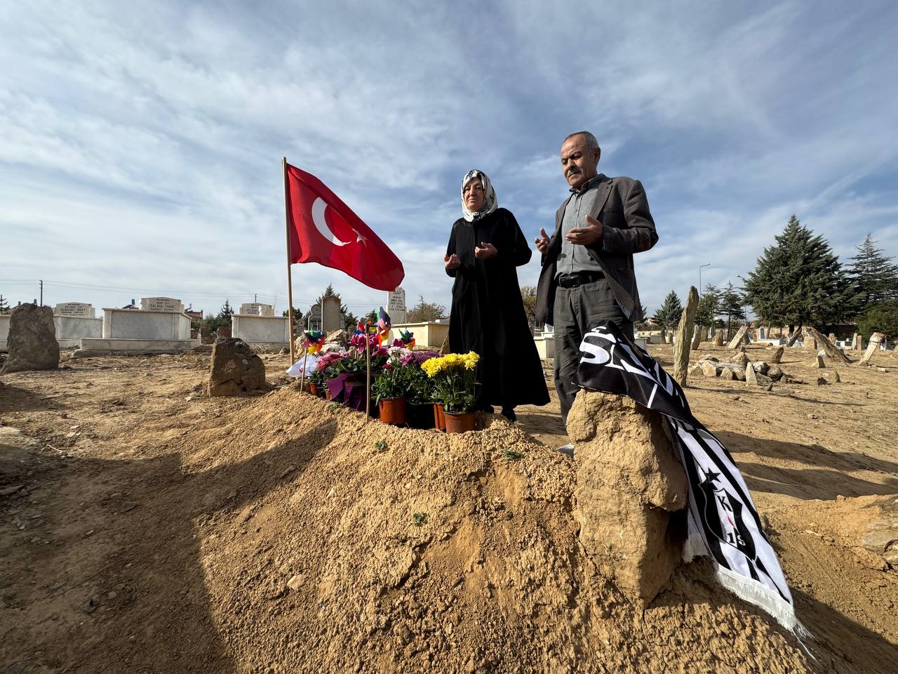 Kazada ölen öğretmen eşinin 'Öğretmenler Günü'nü mezarı başında kutladı - Görsel 4