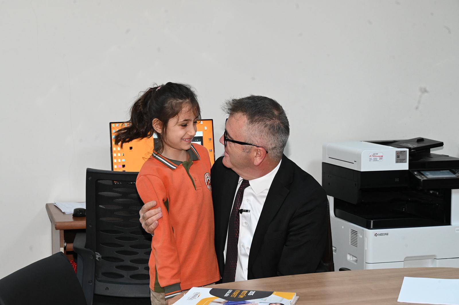 OKULUNU ZİYARET ETTİ SÜPRİZLE KARŞILAŞTI  - Görsel 1