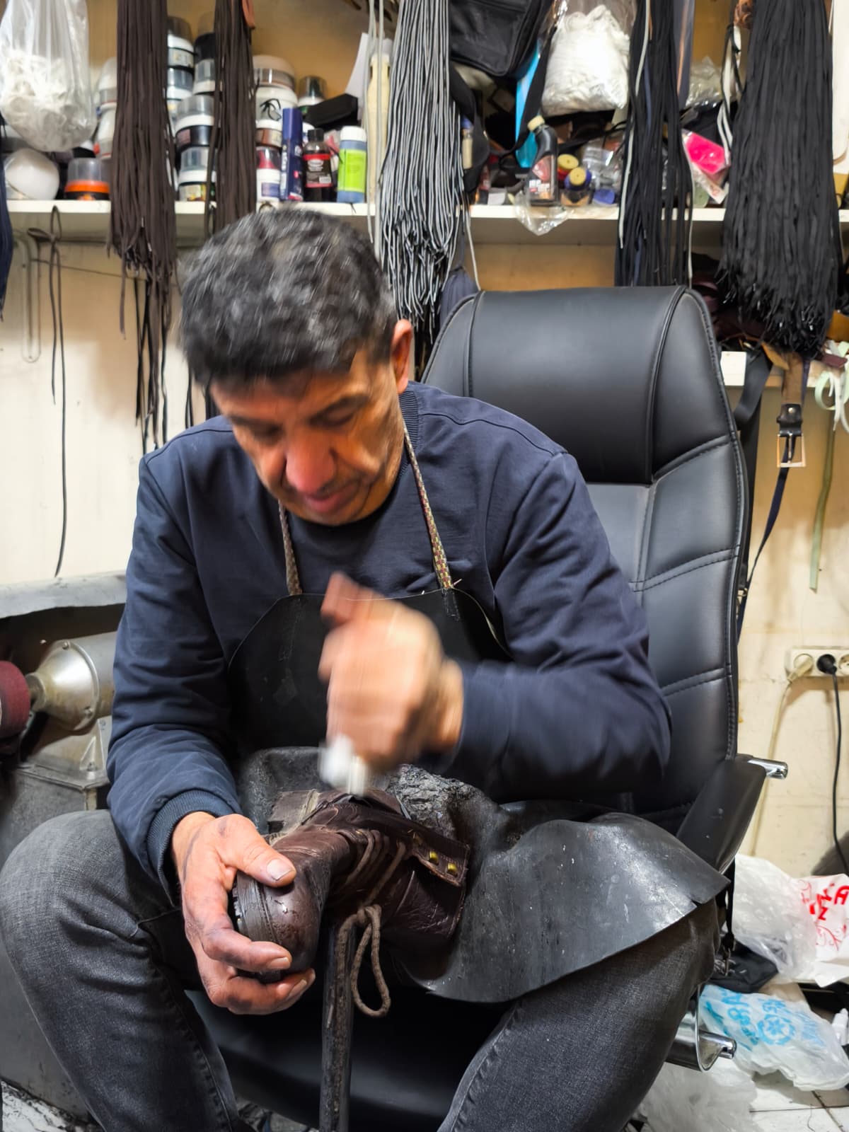 Seydişehir’de Kaybolan Mesleklerin Son Temsilcileri: Ayakkabı Tamircisi Cemil Yaman Mesleğini Yaşatıyor - Görsel 1