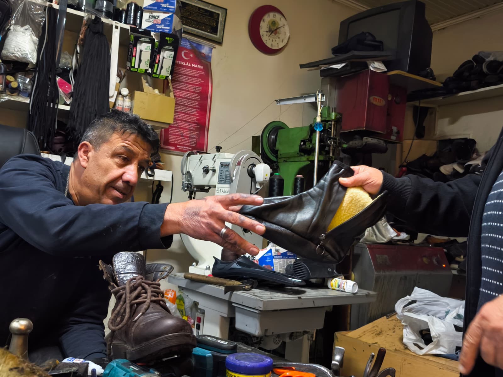 Seydişehir’de Kaybolan Mesleklerin Son Temsilcileri: Ayakkabı Tamircisi Cemil Yaman Mesleğini Yaşatıyor - Görsel 2