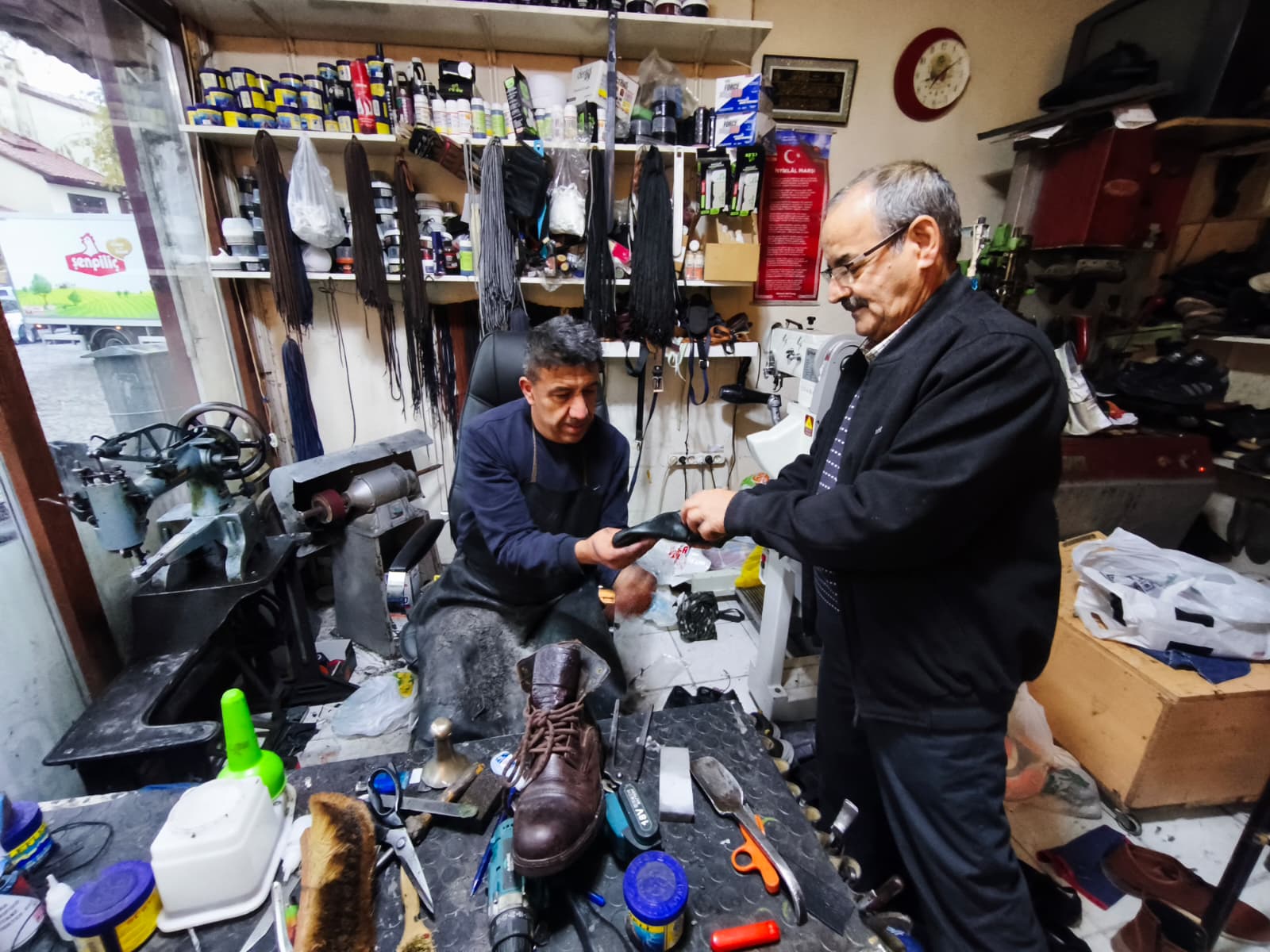 Seydişehir’de Kaybolan Mesleklerin Son Temsilcileri: Ayakkabı Tamircisi Cemil Yaman Mesleğini Yaşatıyor - Görsel 3
