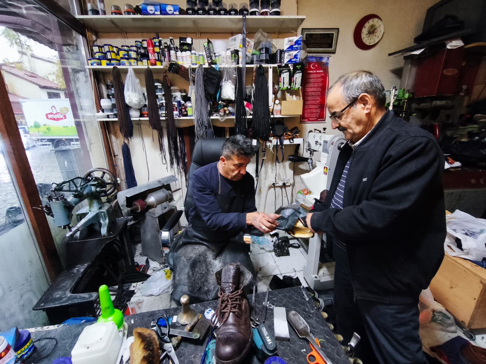 Seydişehir’de Kaybolan Mesleklerin Son Temsilcileri: Ayakkabı Tamircisi Cemil Yaman Mesleğini Yaşatıyor - Görsel 4