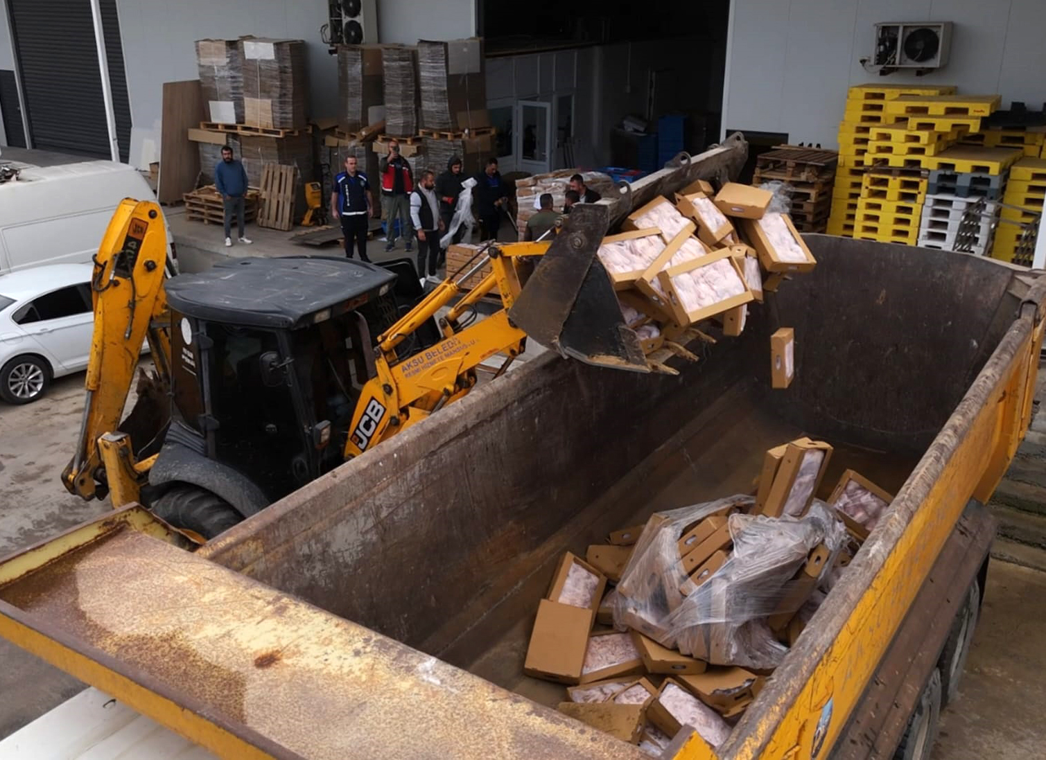 Antalya'da Skandal: 25 Ton Son Kullanma Tarihi Geçmiş Tavuk Ele Geçirildi - Görsel 4
