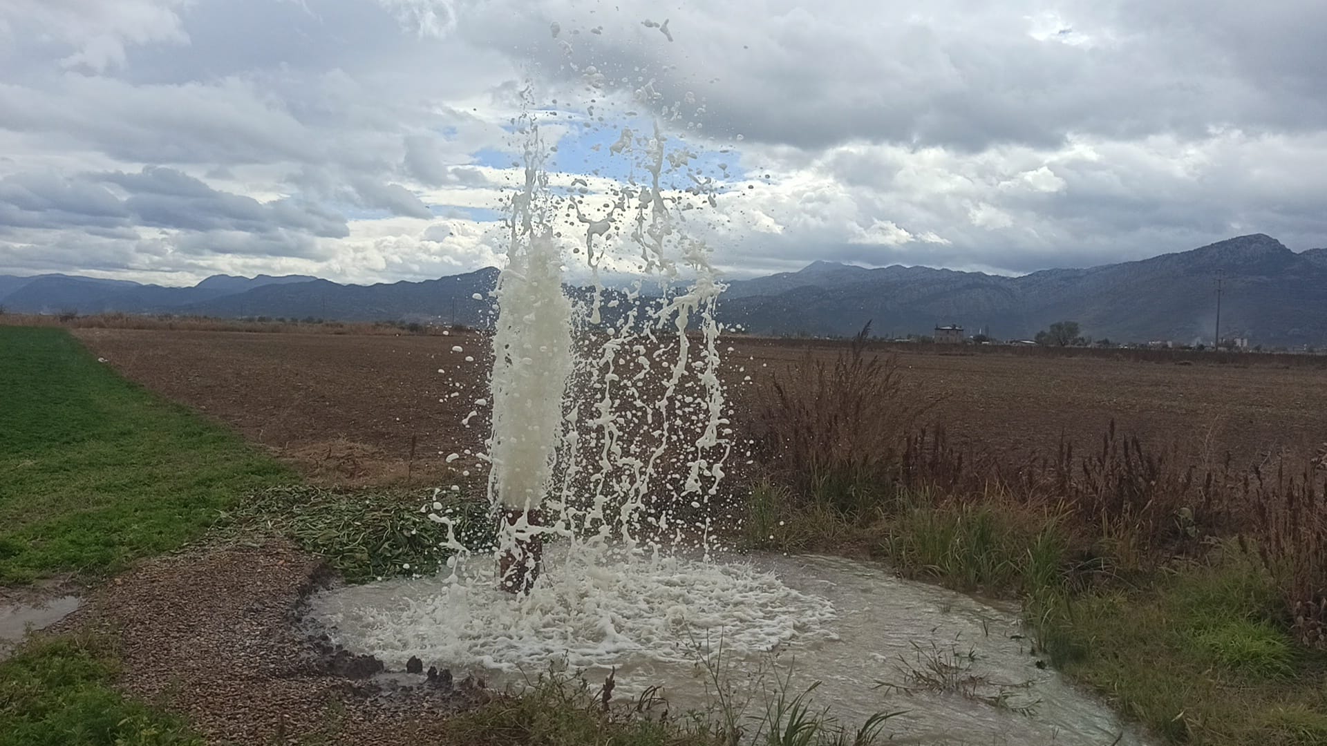 Kuraklığın Gölgesinde Şaşırtan Görüntü: Seydişehir'de Sondaj Kuyusundan Su Fışkırdı - Görsel 4